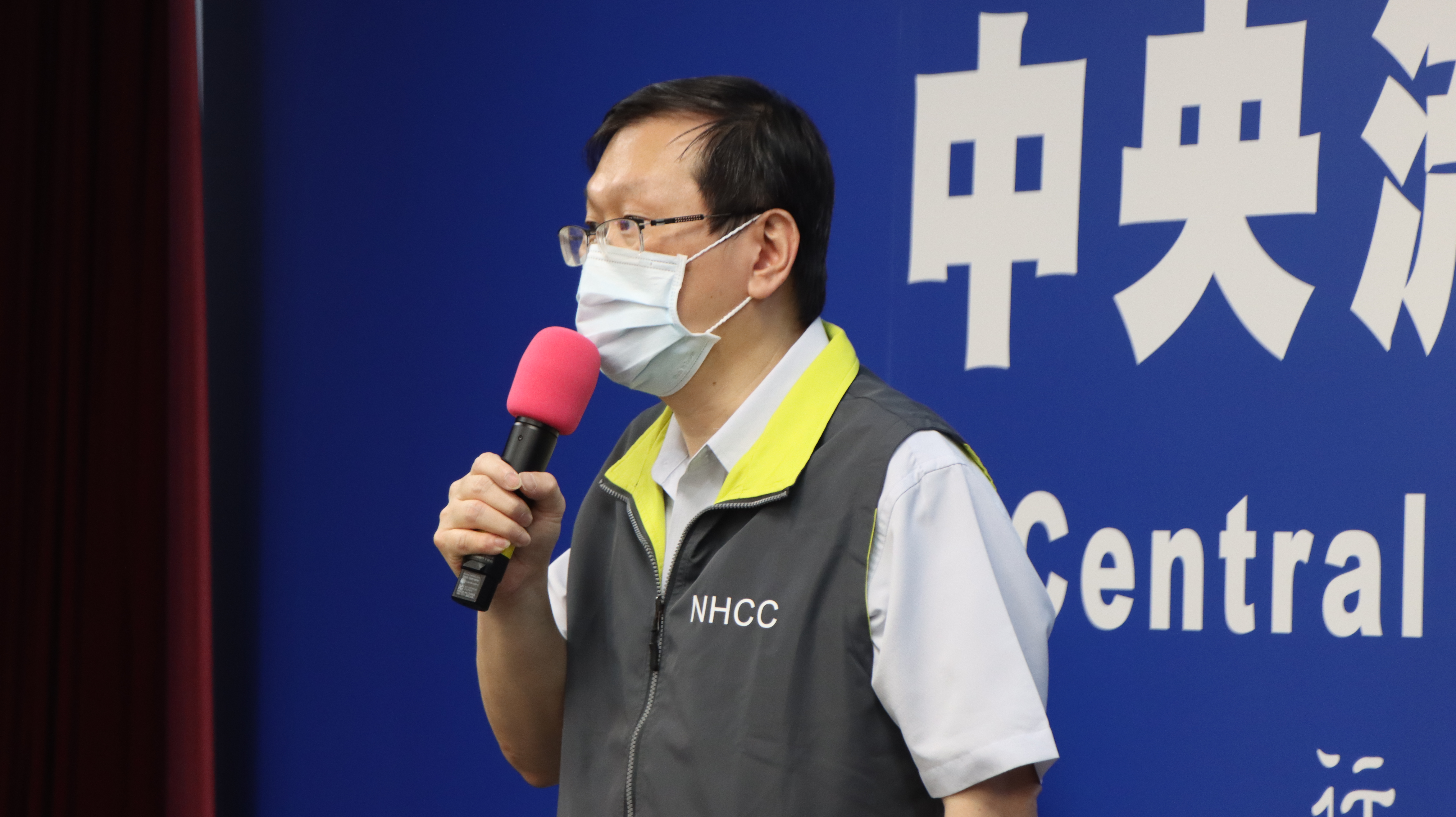 莊人祥針對三總醫護確診個案進行說明。（指揮中心提供）