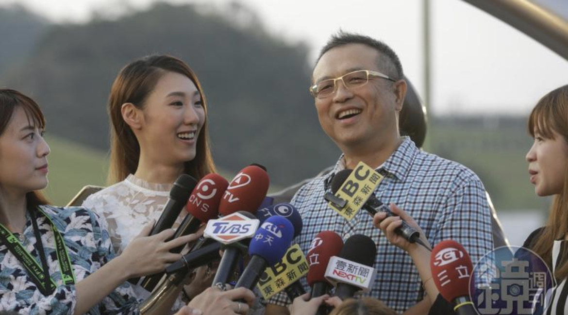 謝順福(右)透露將帶謝金晶(左)攜父親豬哥亮生前愛吃的台灣小吃到墓前悼念。(本刊資料照)