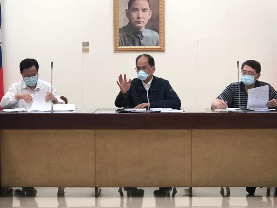 立法院長游錫堃今召集立法院主管緊急開會,研擬防疫升級的因應方案。(翻攝游錫堃臉書)