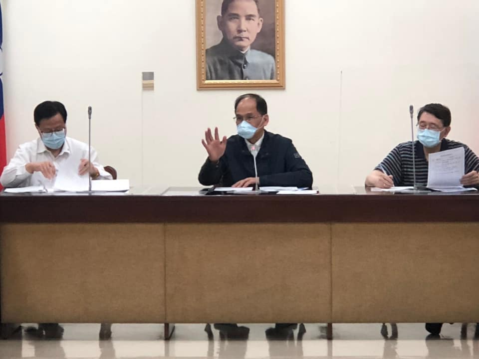 立法院長游錫堃今召集立法院主管緊急開會，研擬防疫升級的因應方案。（翻攝游錫堃臉書）