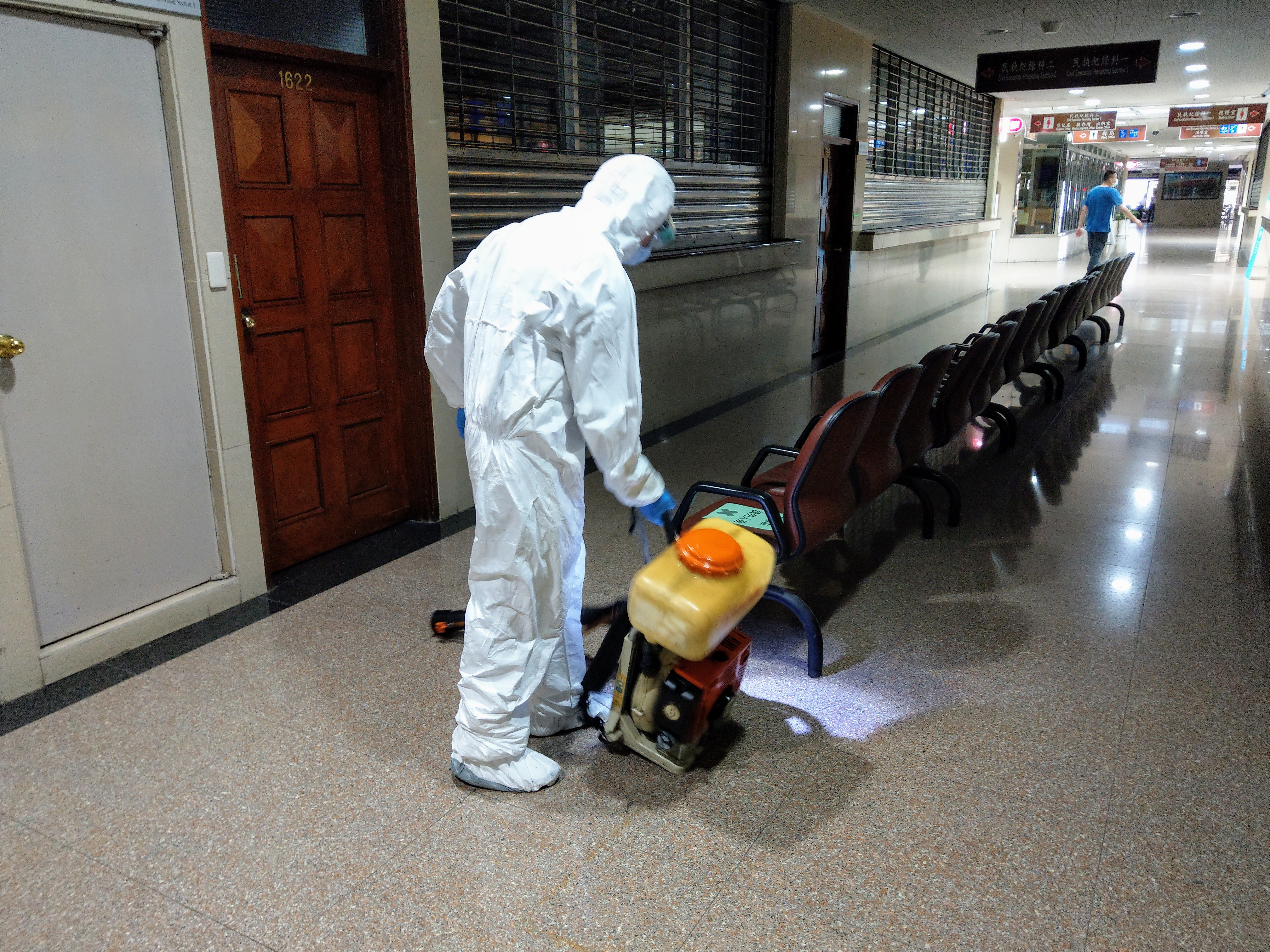 司法院宣布為防疫，北部10個法院暫停開庭並加強消毒，圖為台北地院進行消毒。