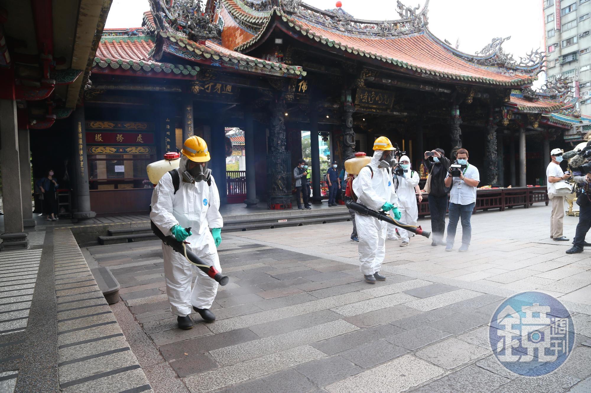 陳時中提及一名確診者聲稱到「龍山寺買竹筍」，但事後調查卻發現有「另外的關係」；圖為龍山寺消毒。
