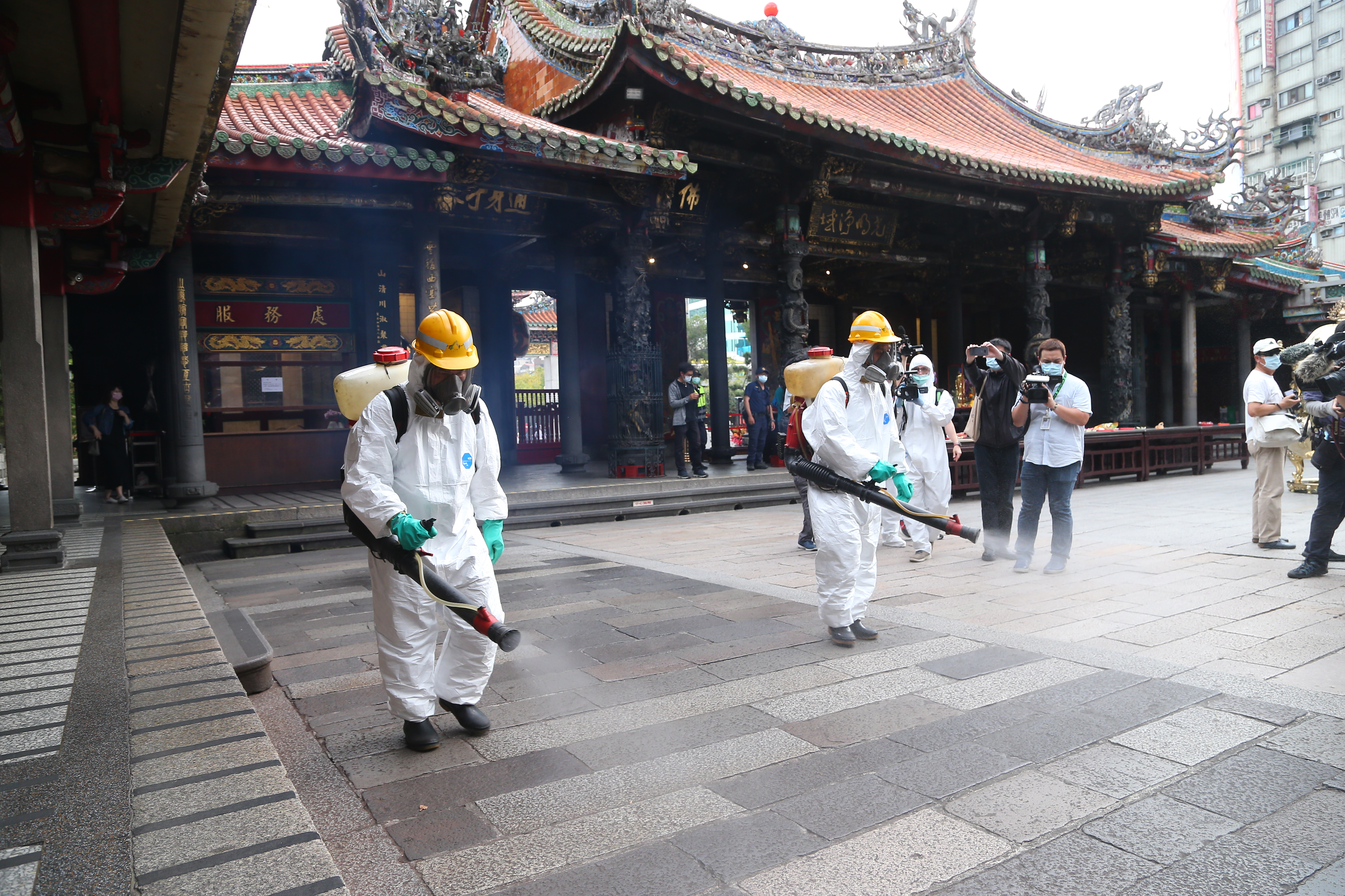 陳時中提及一名確診者聲稱到「龍山寺買竹筍」，但事後調查卻發現有「另外的關係」；圖為龍山寺消毒。