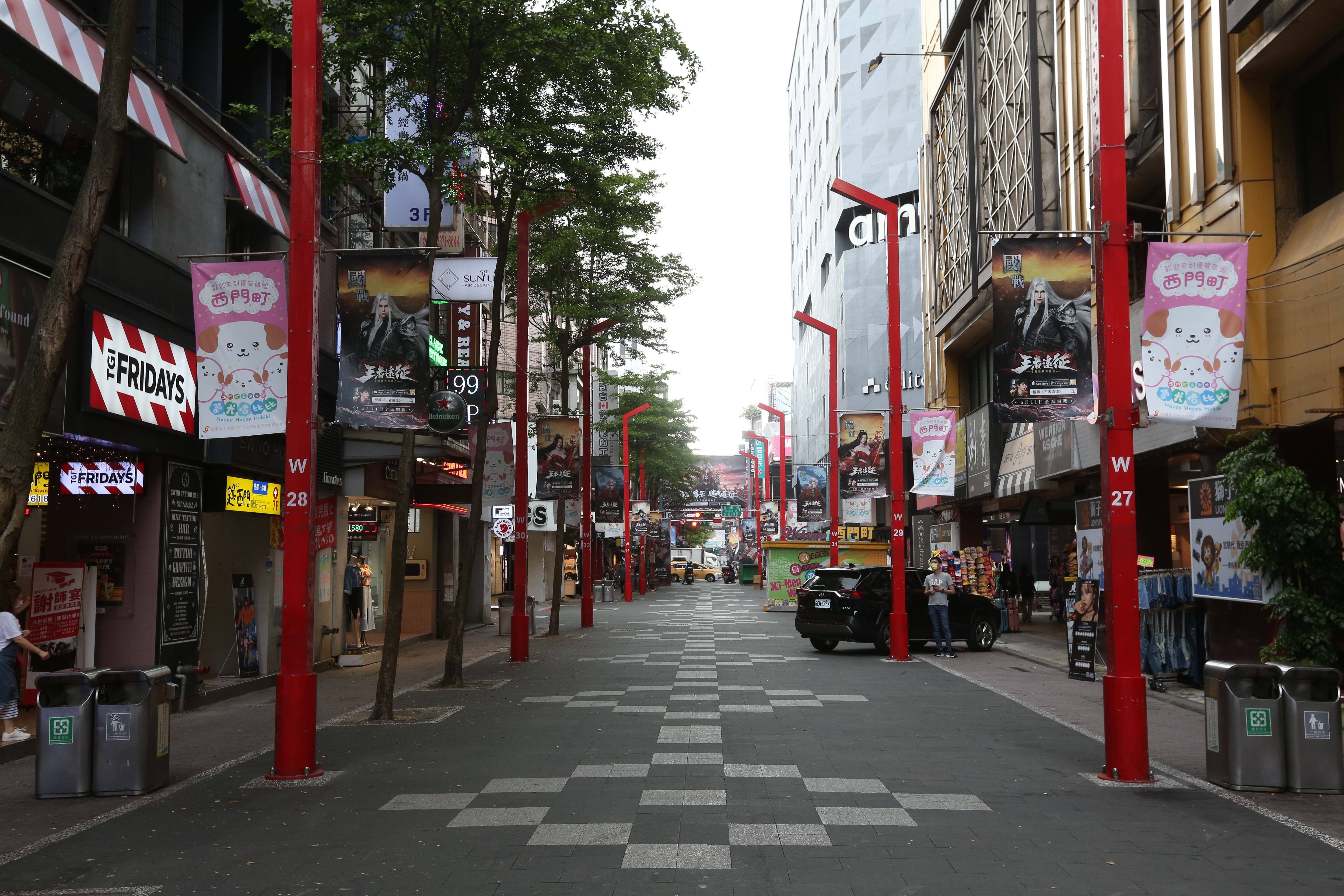 隨著疫情升溫，原本人潮擁擠的西門町，如今幾乎看不到人影。