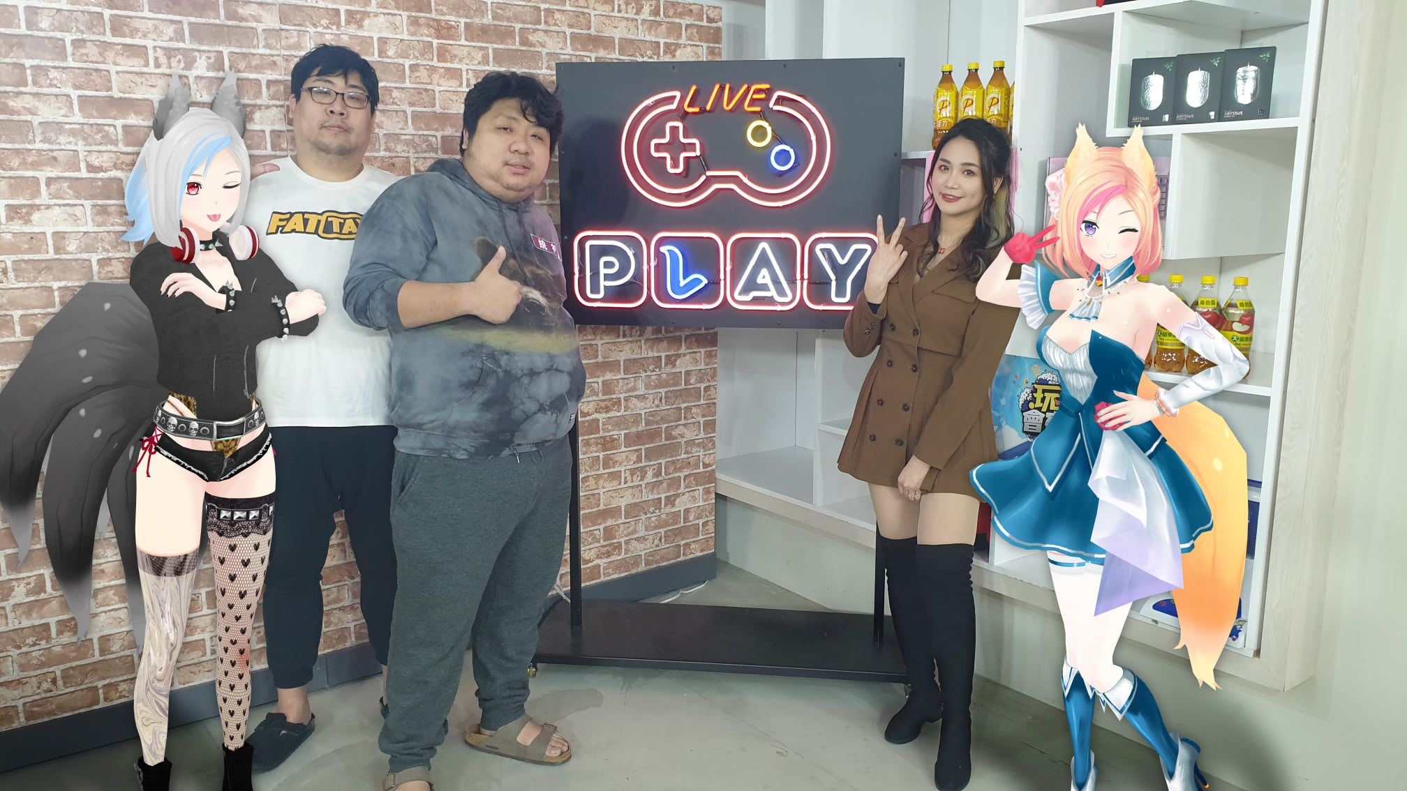 虛擬網紅備受歡迎，小空（右1）還與知名實況主統神（左3）、國動（左2）一起上節目。（翻攝小空FB）