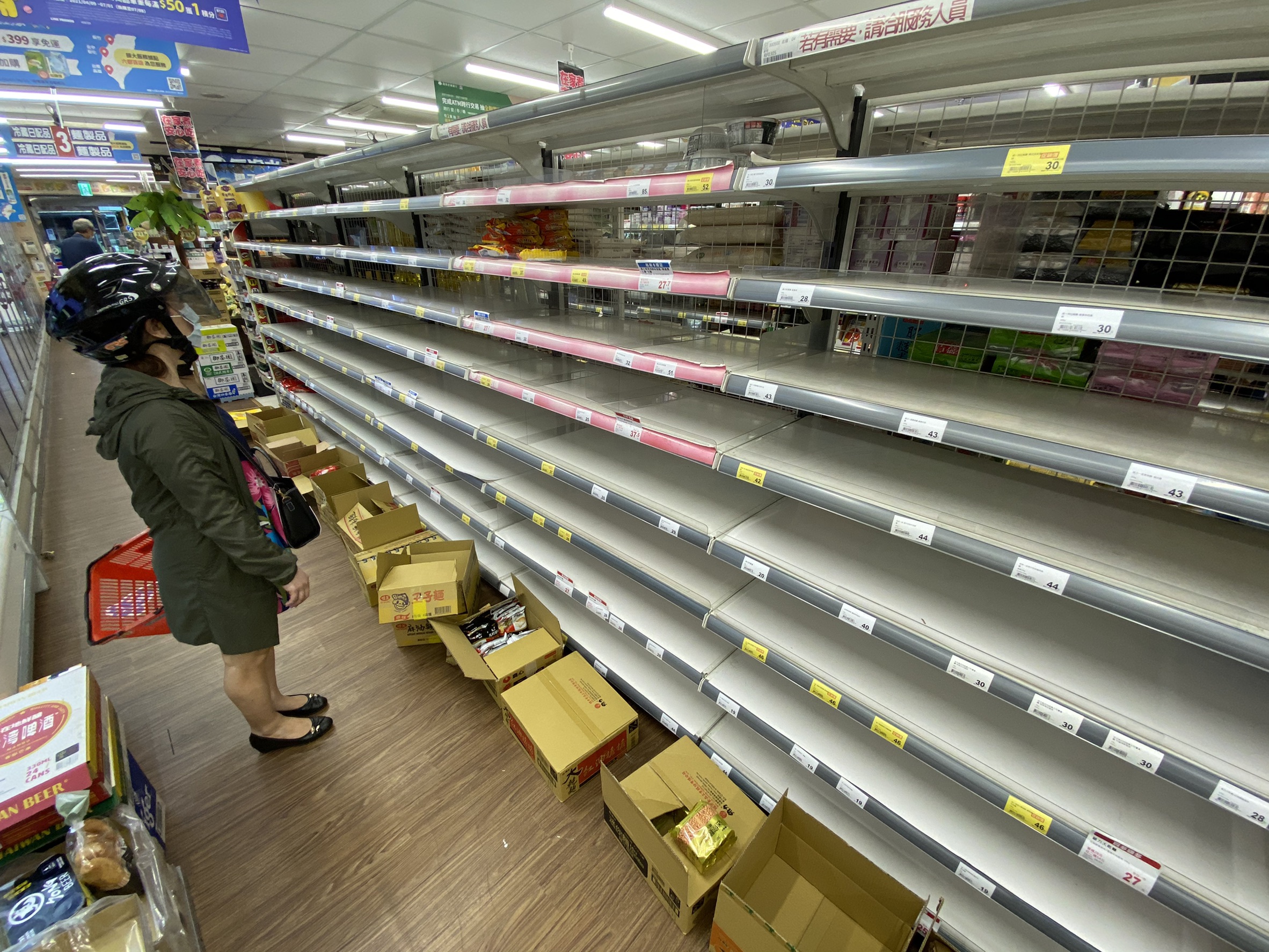 疫情升溫民眾出門搶物資，包括全聯等賣場都被掃購一空。