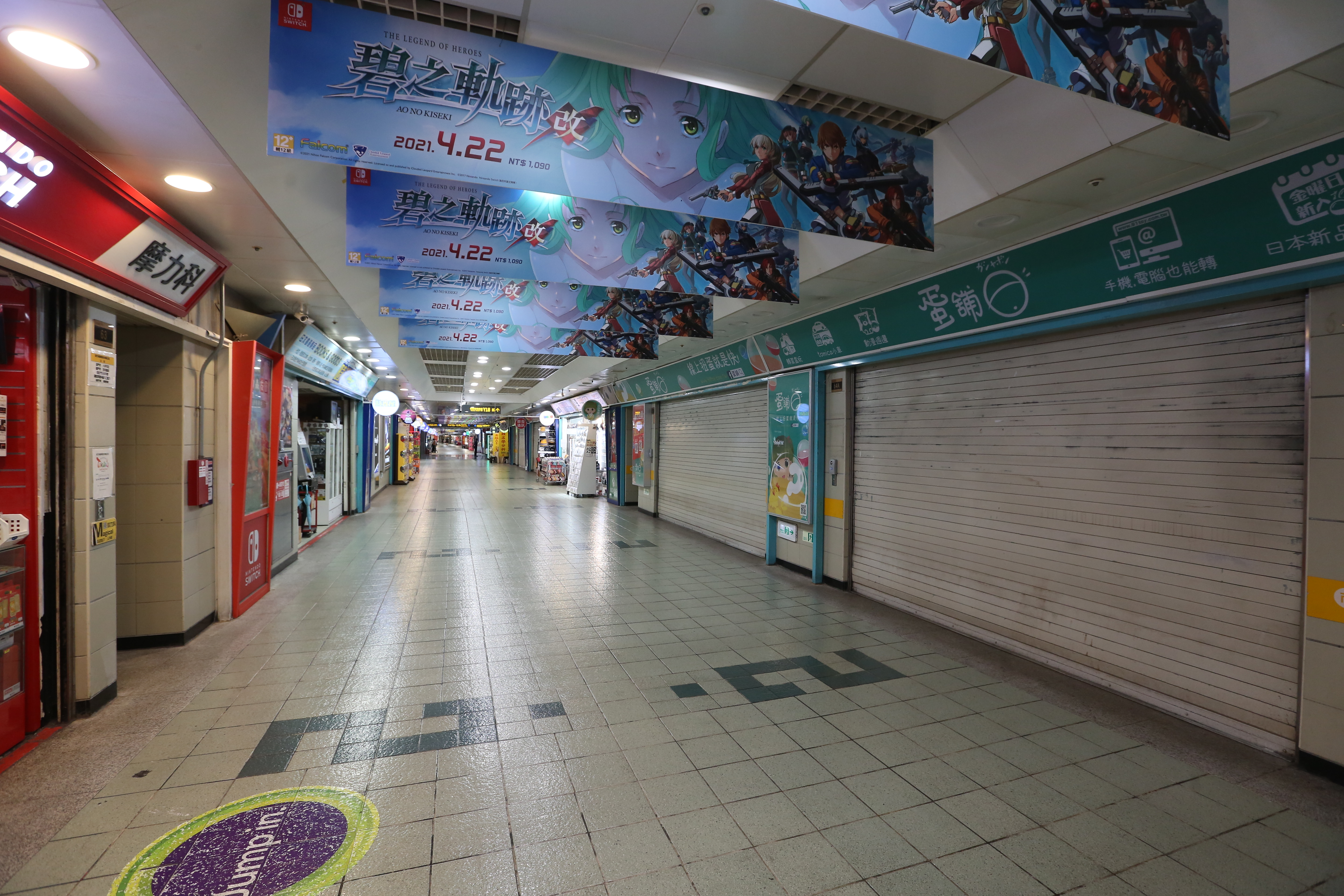台北地下街也同樣門可羅雀，不少店家早早打烊。