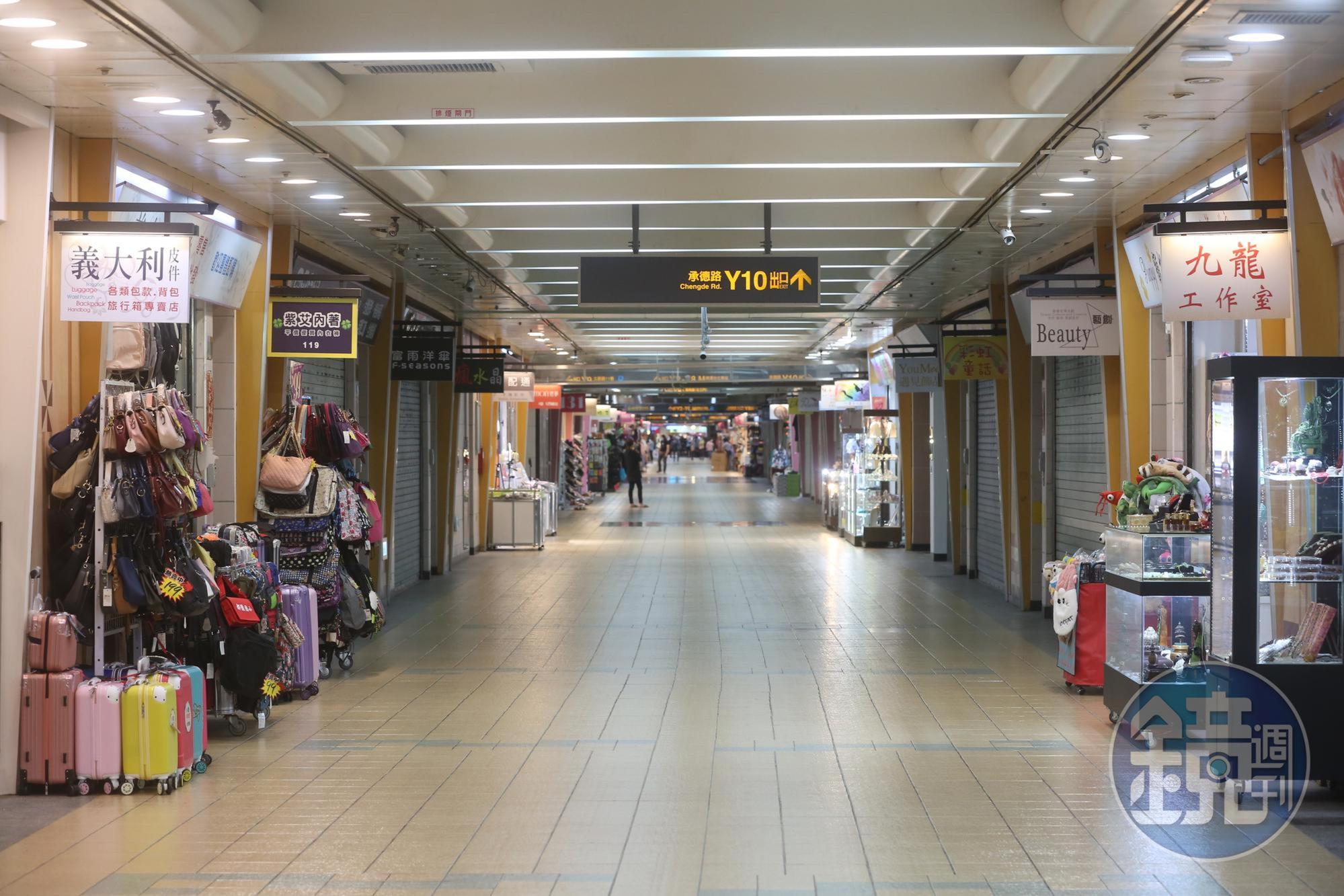 台北地下街也同樣門可羅雀，不少店家早早打烊。