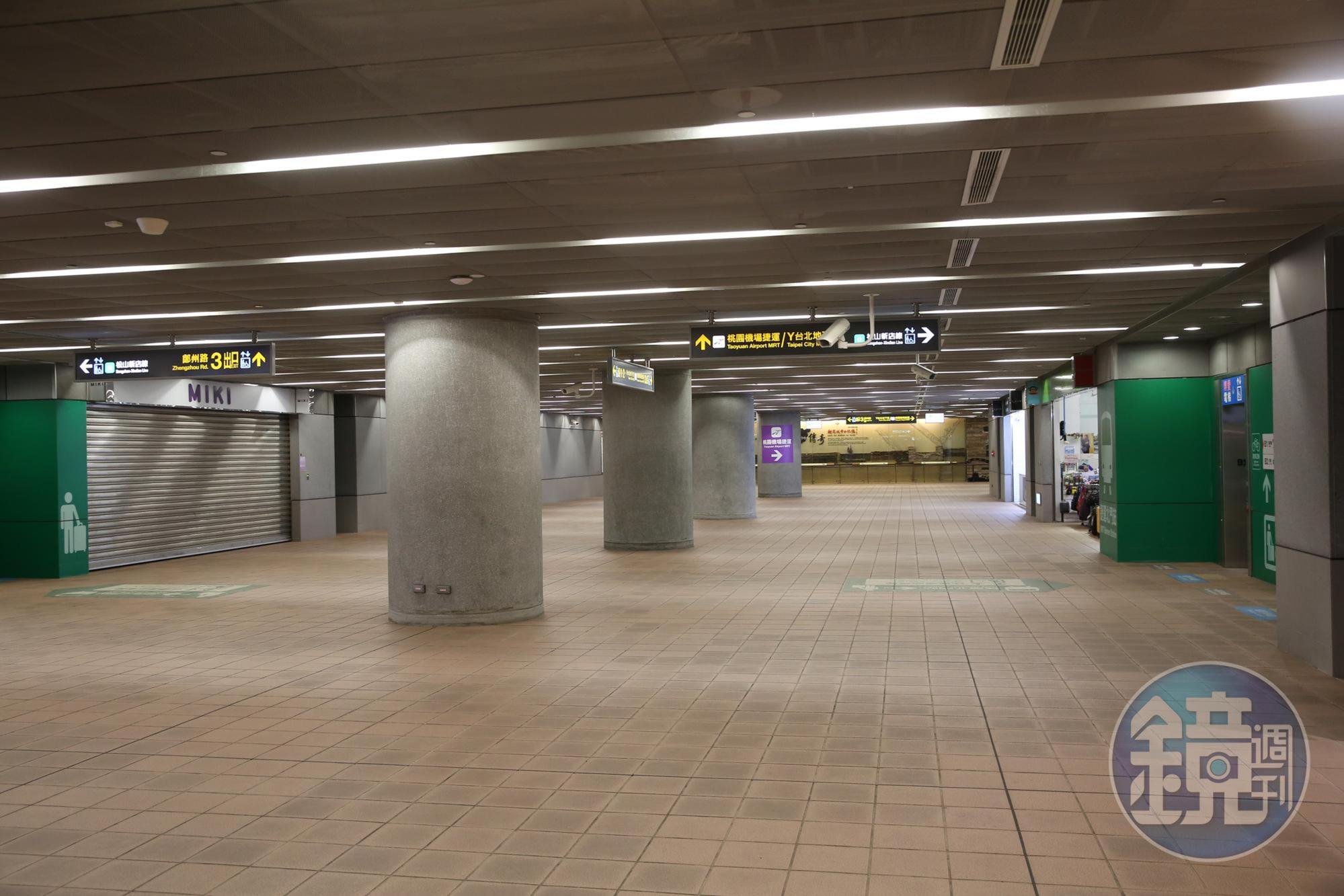北門捷運站幾乎看不到人，顯得車站相當寬敞。