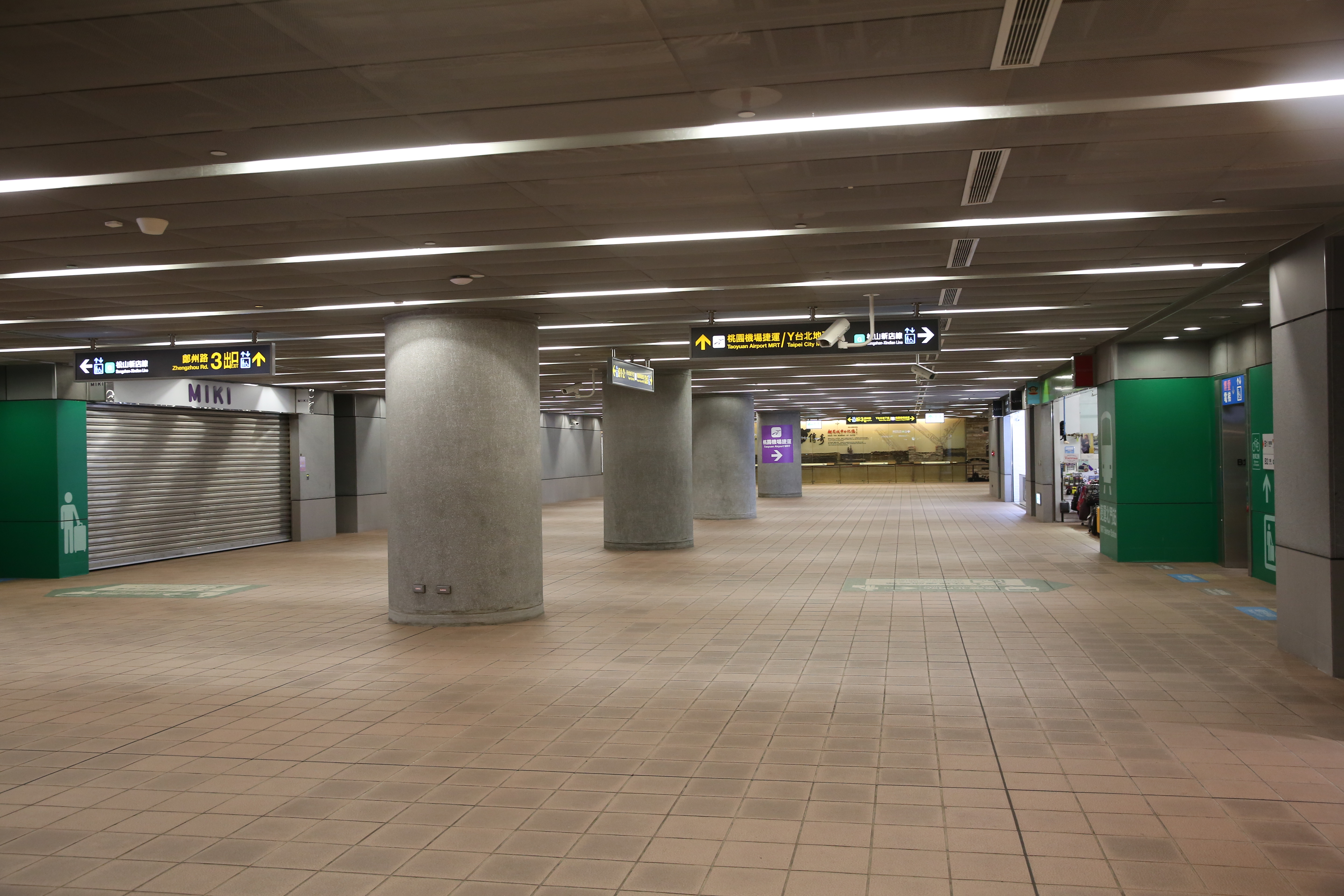 北門捷運站幾乎看不到人，顯得車站相當寬敞。