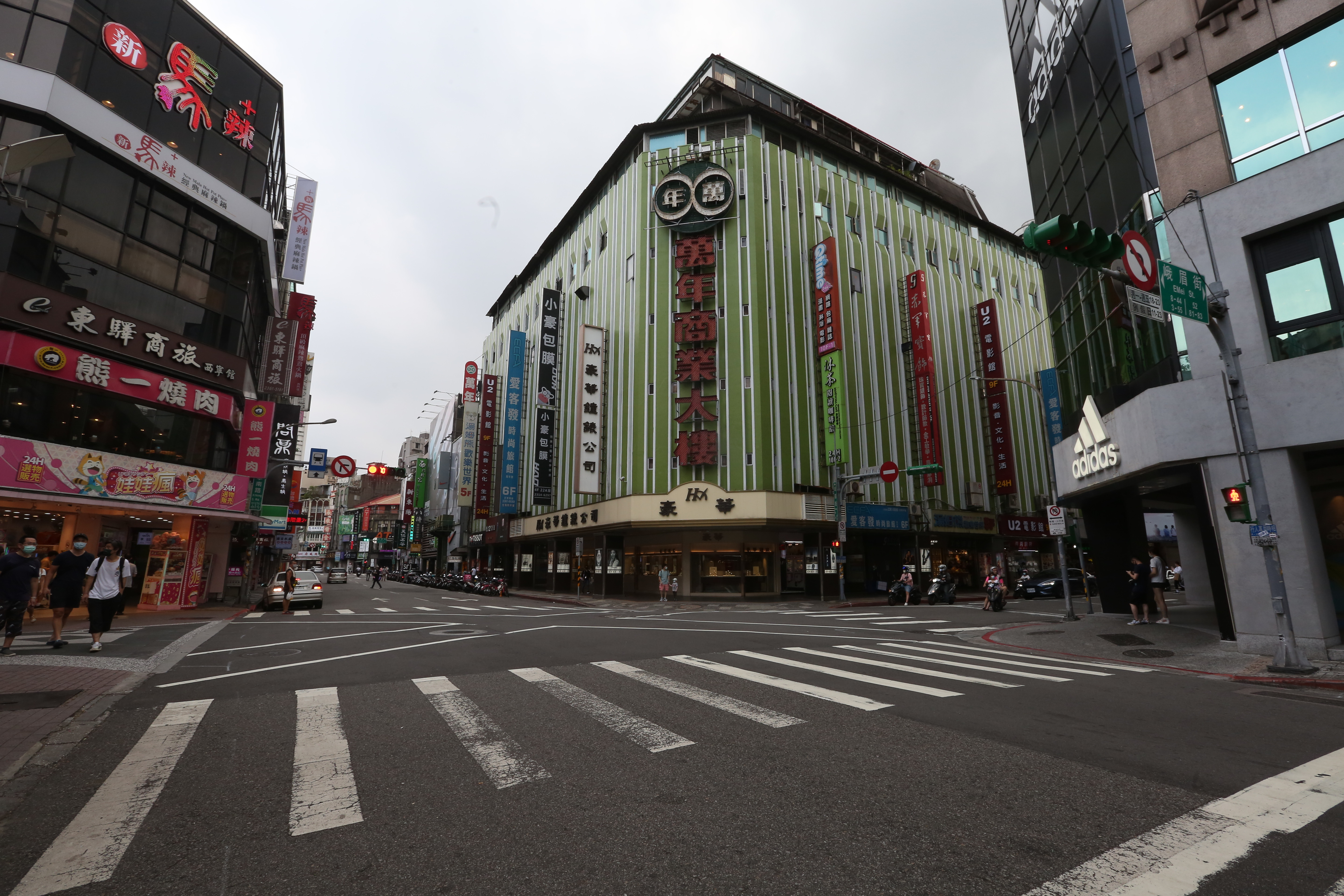 行政院發言人羅秉成證實，有「延長三級警戒」的討論，研議後將由中央流行疫情指揮中心宣布。（示意圖，本刊資料照）