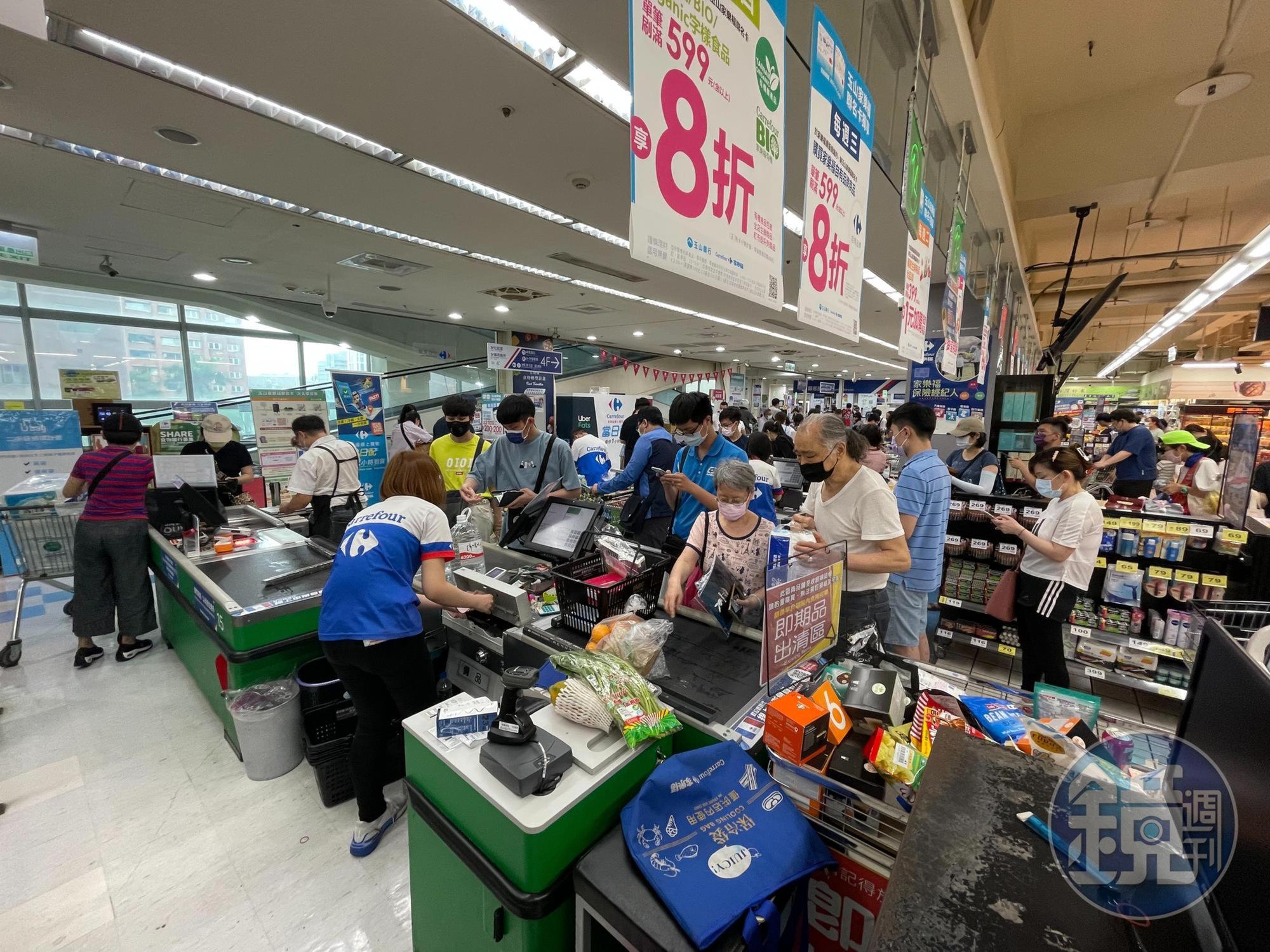 賣場的人潮，被網友形容為如「末日」搶購潮一般。