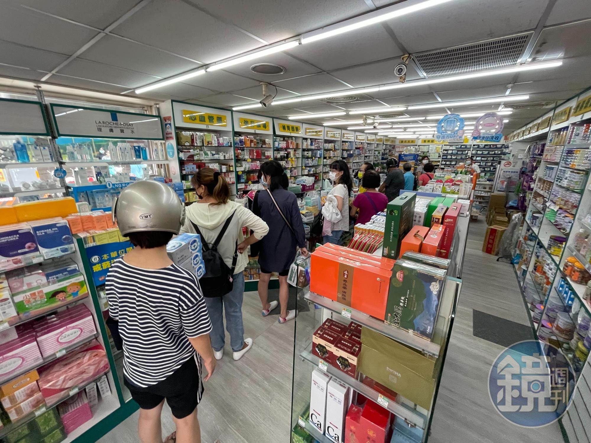 只要有販售相關物資的商店，都聚集了眾多人潮。