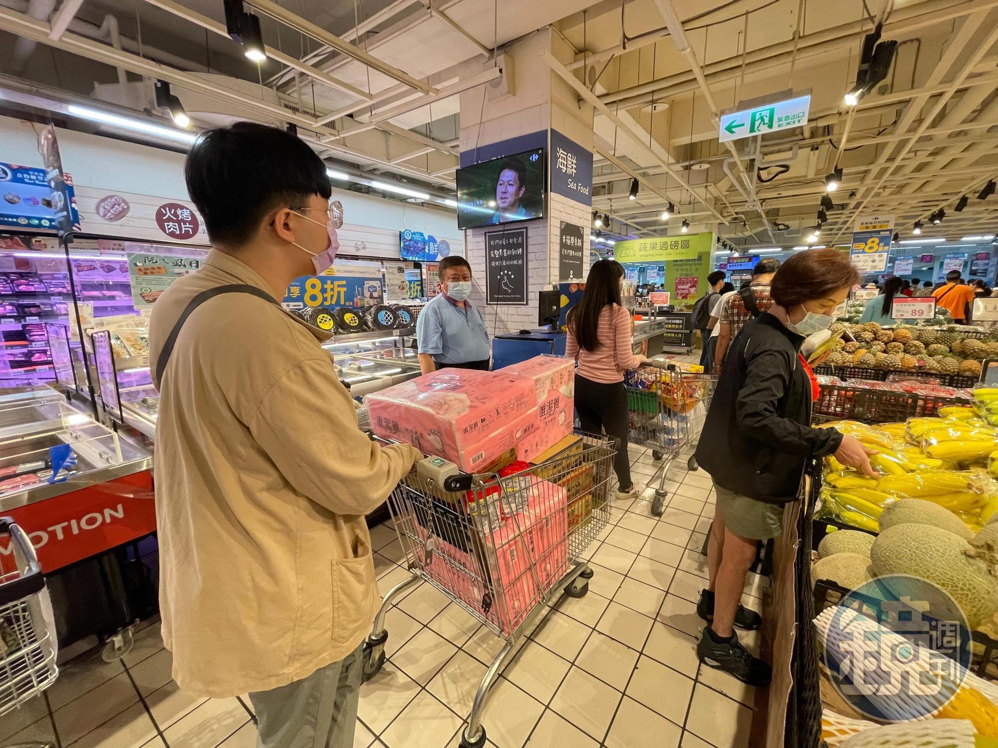 民眾的購物車中幾乎少不了衛生紙。