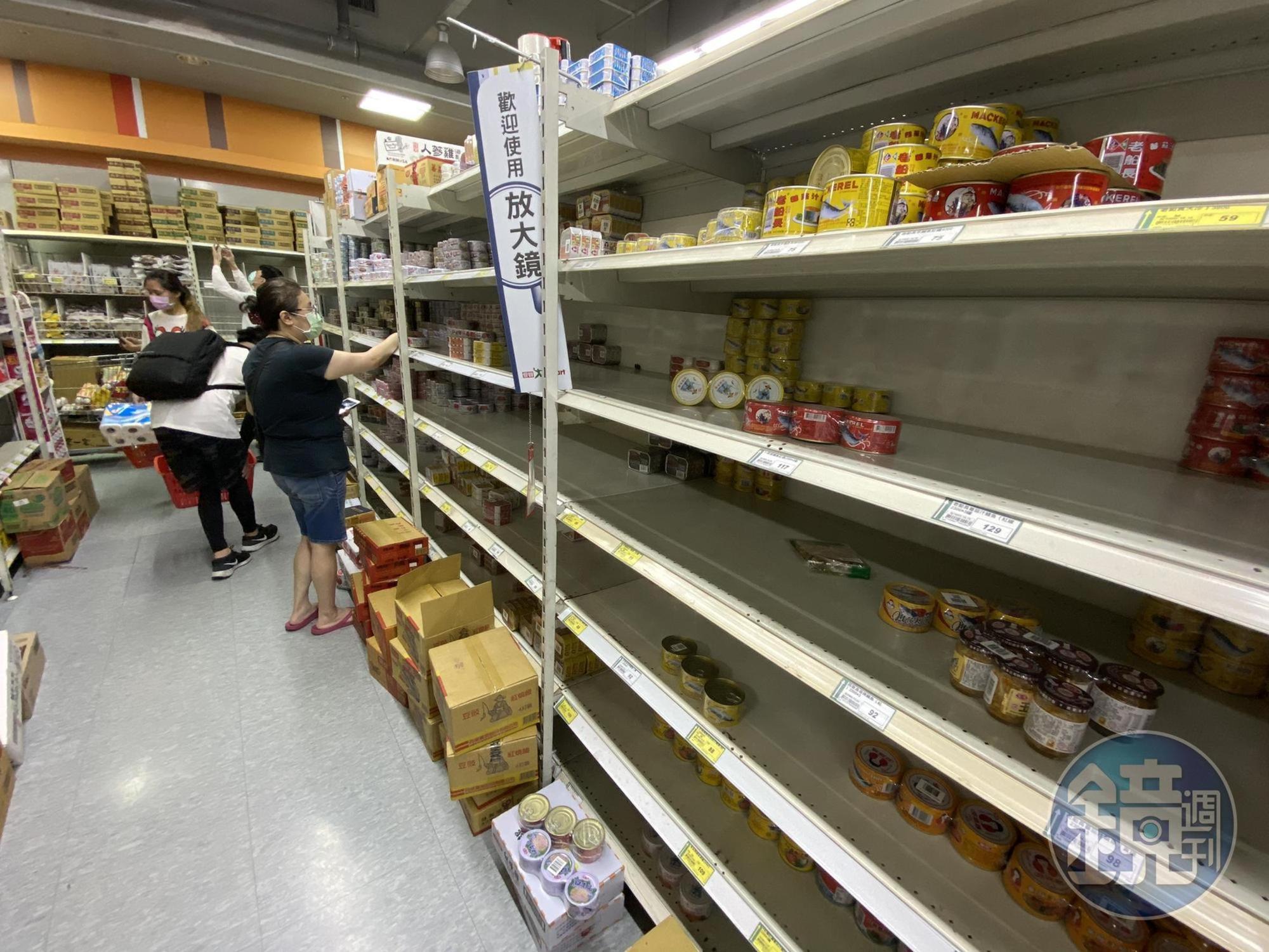 就連超市的架上，民眾也瘋搶罐頭，可以看到店員不斷補貨。