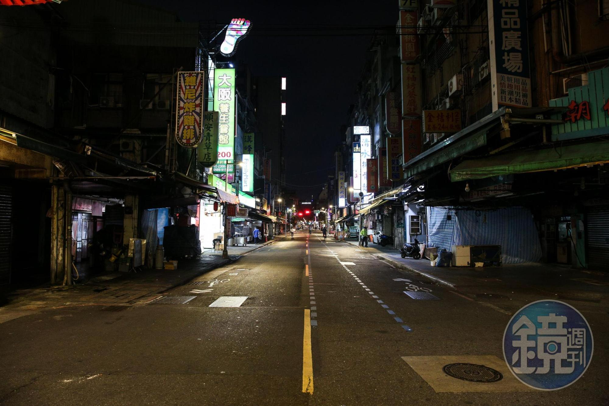 萬華入夜後，馬路上幾乎看不見人的蹤影。