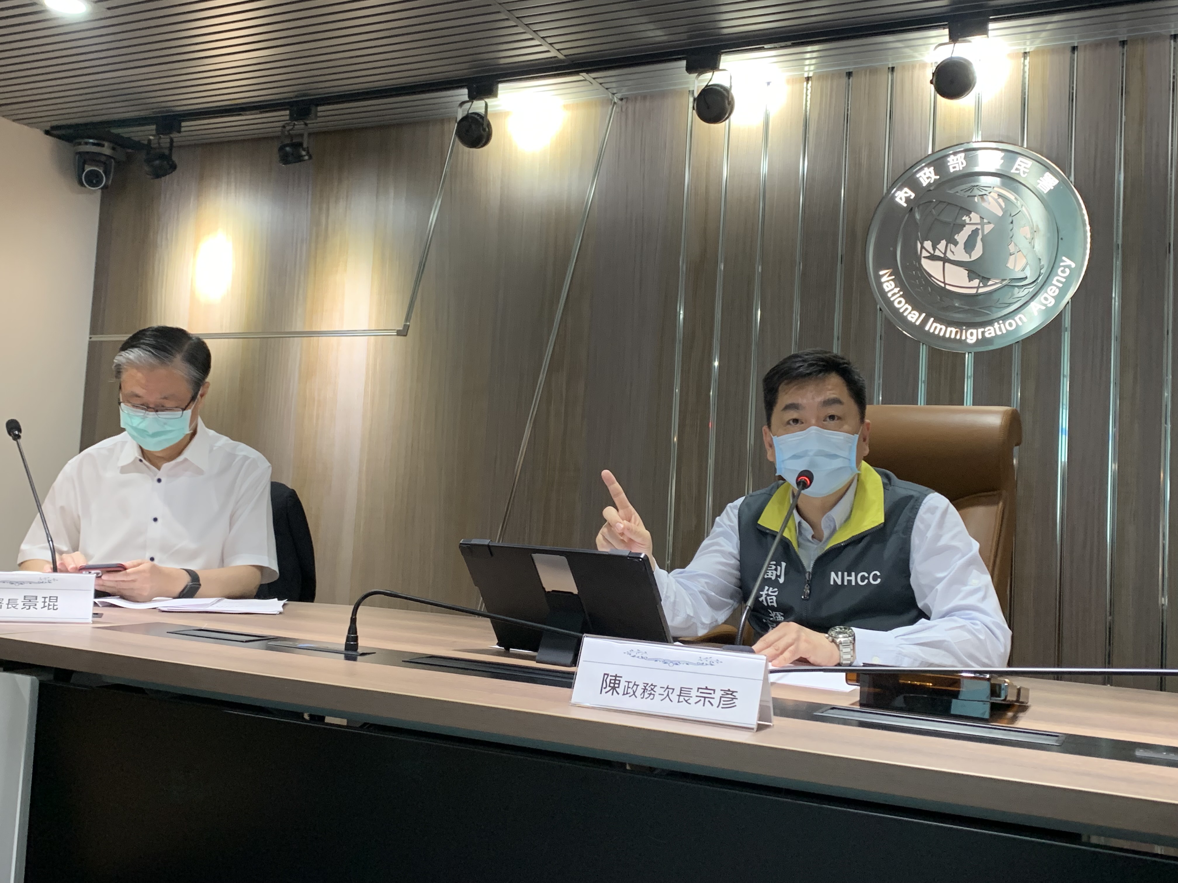為加強宣導外籍移工、漁工、醫療及長照機構照護人員配合防疫作為，移民署製作中、英、越、印、泰、柬、緬等7國多元語言宣導。（移民署提供）