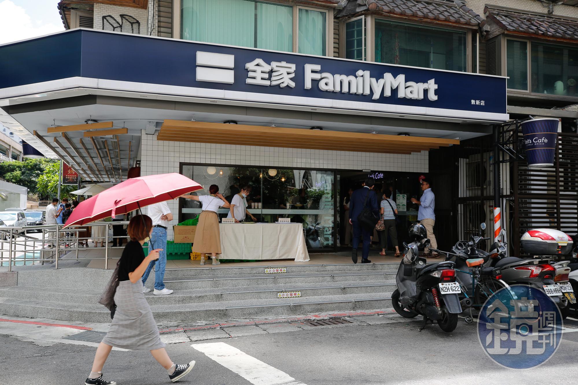 國內疫情升溫，雙北四大超商也啟動實聯制。