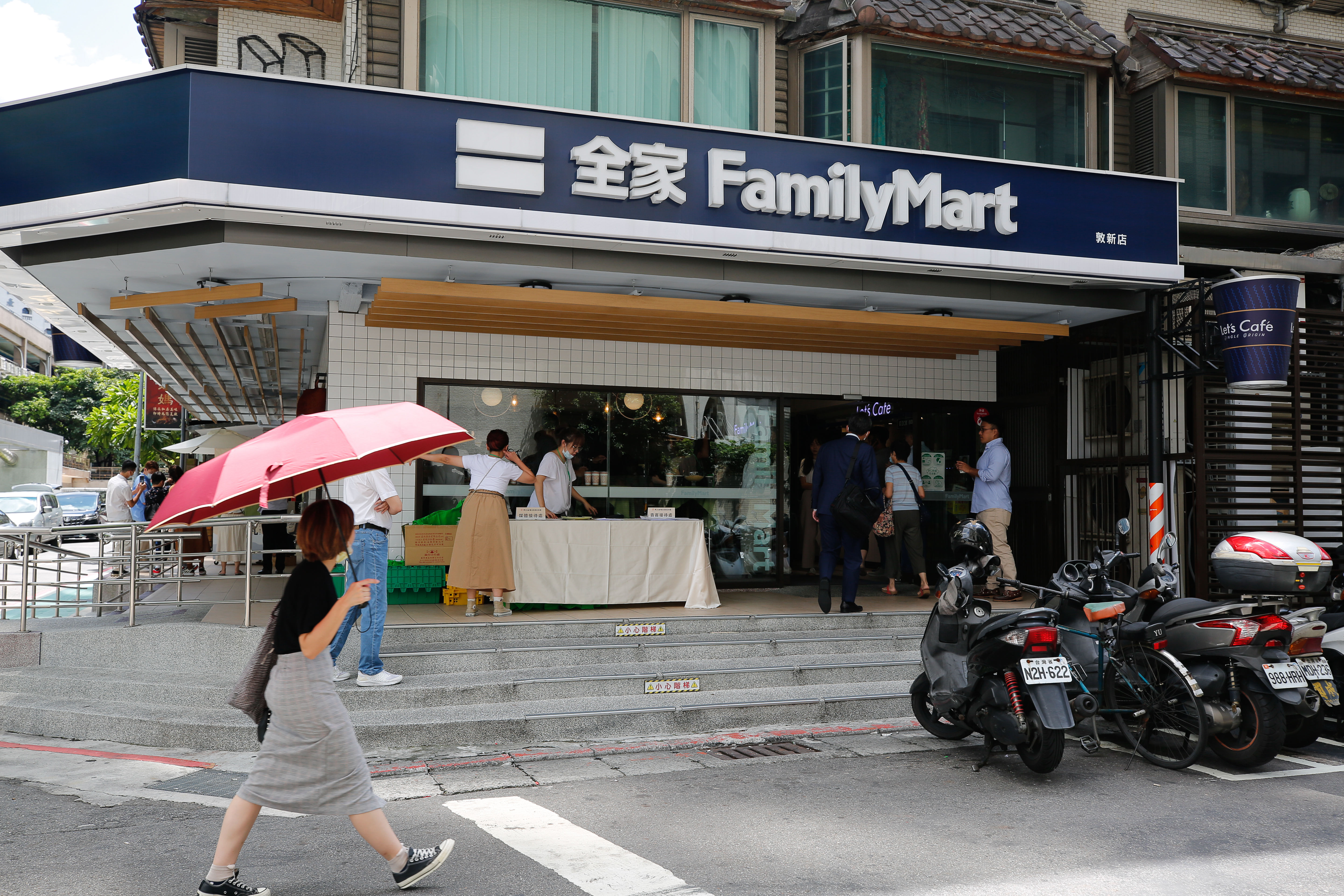 國內疫情升溫，雙北四大超商也啟動實聯制。