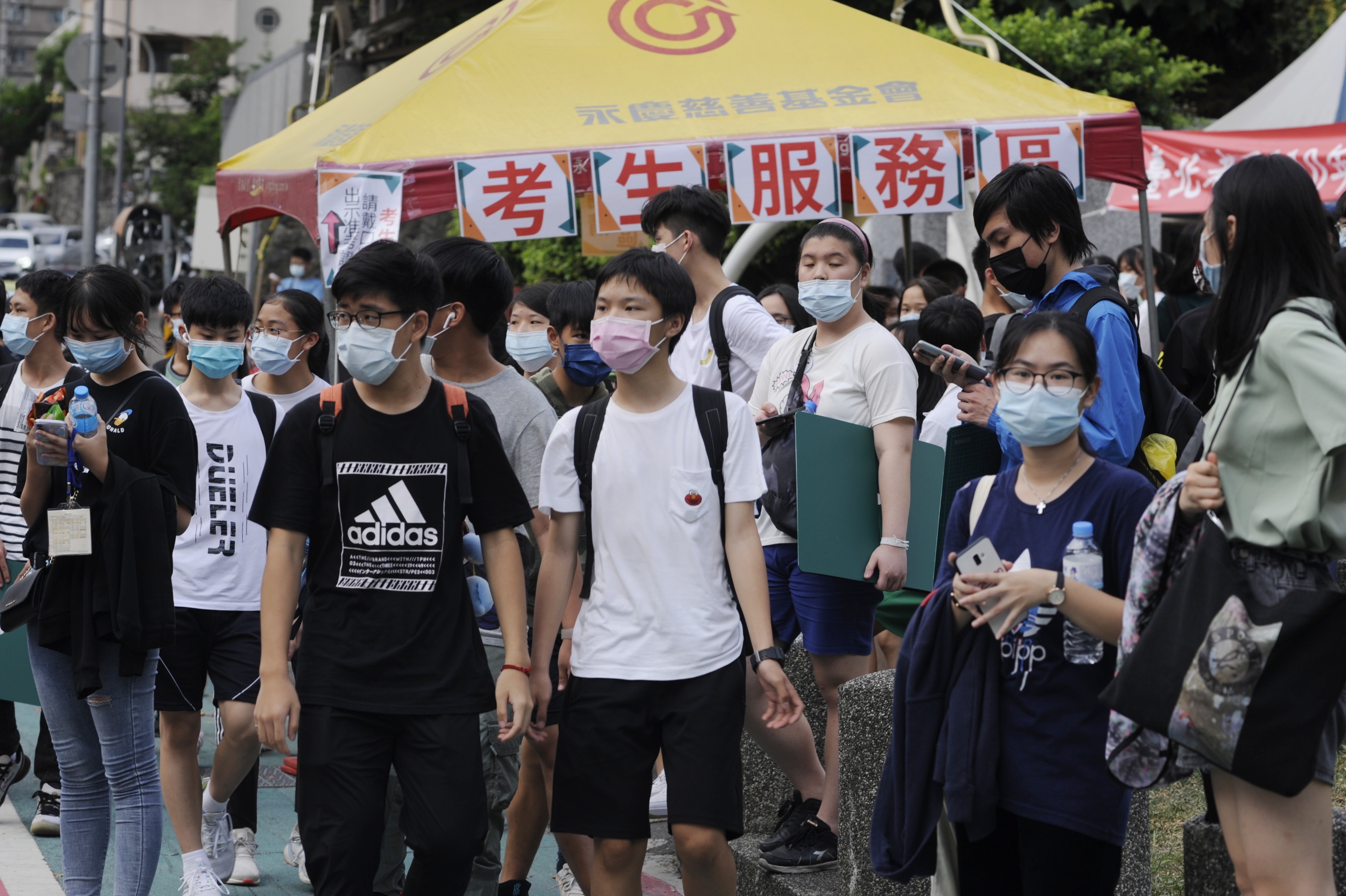 今日是會考第二天，全台仍維持高溫炎熱的天氣型態。