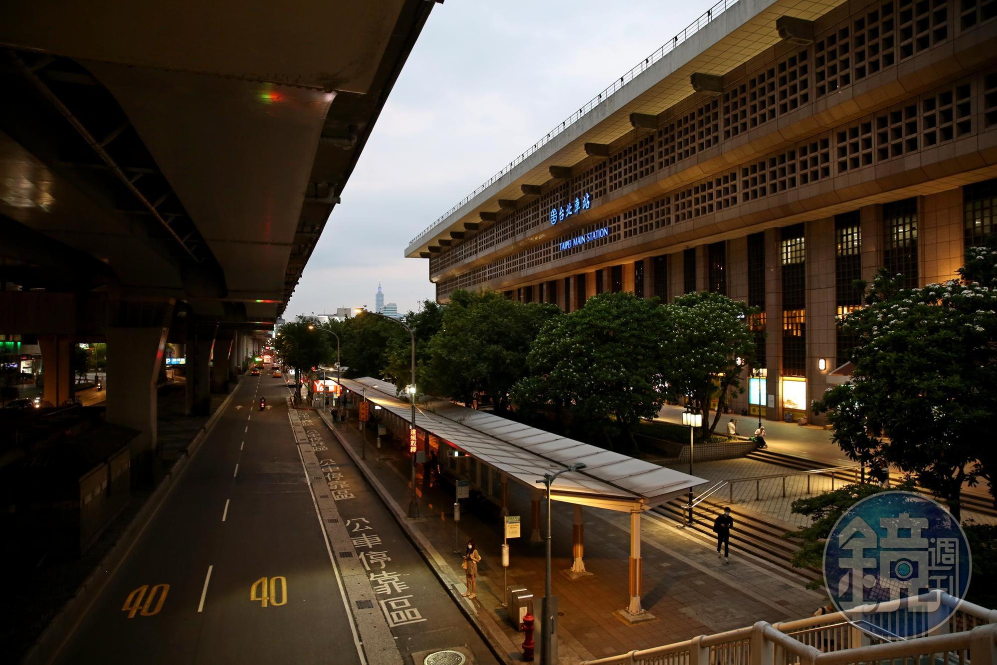 疫情拉警報，台北車站的人潮一夕間有如「蒸發」一般消失了一大半。