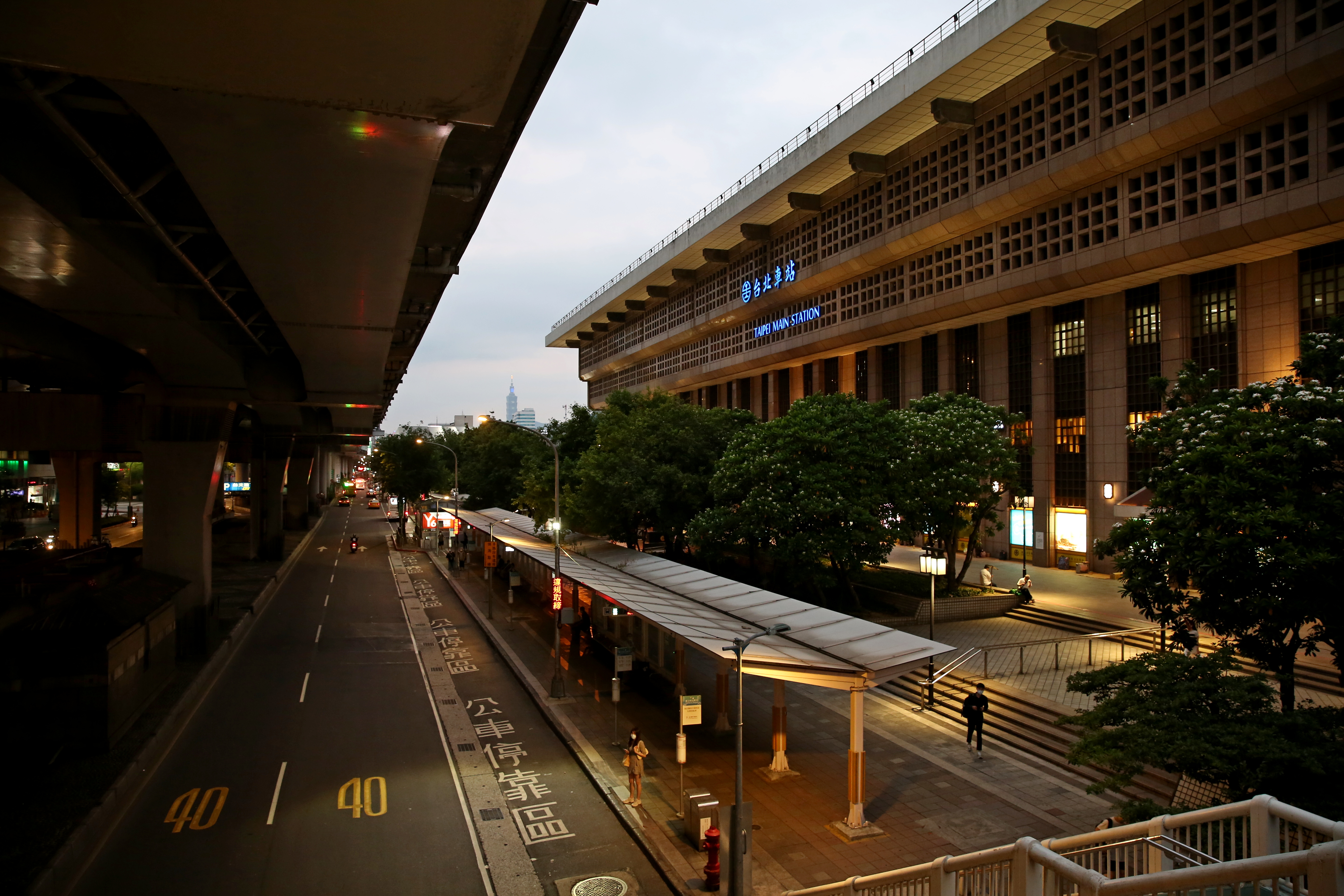 疫情拉警報，台北車站的人潮一夕間有如「蒸發」一般消失了一大半。