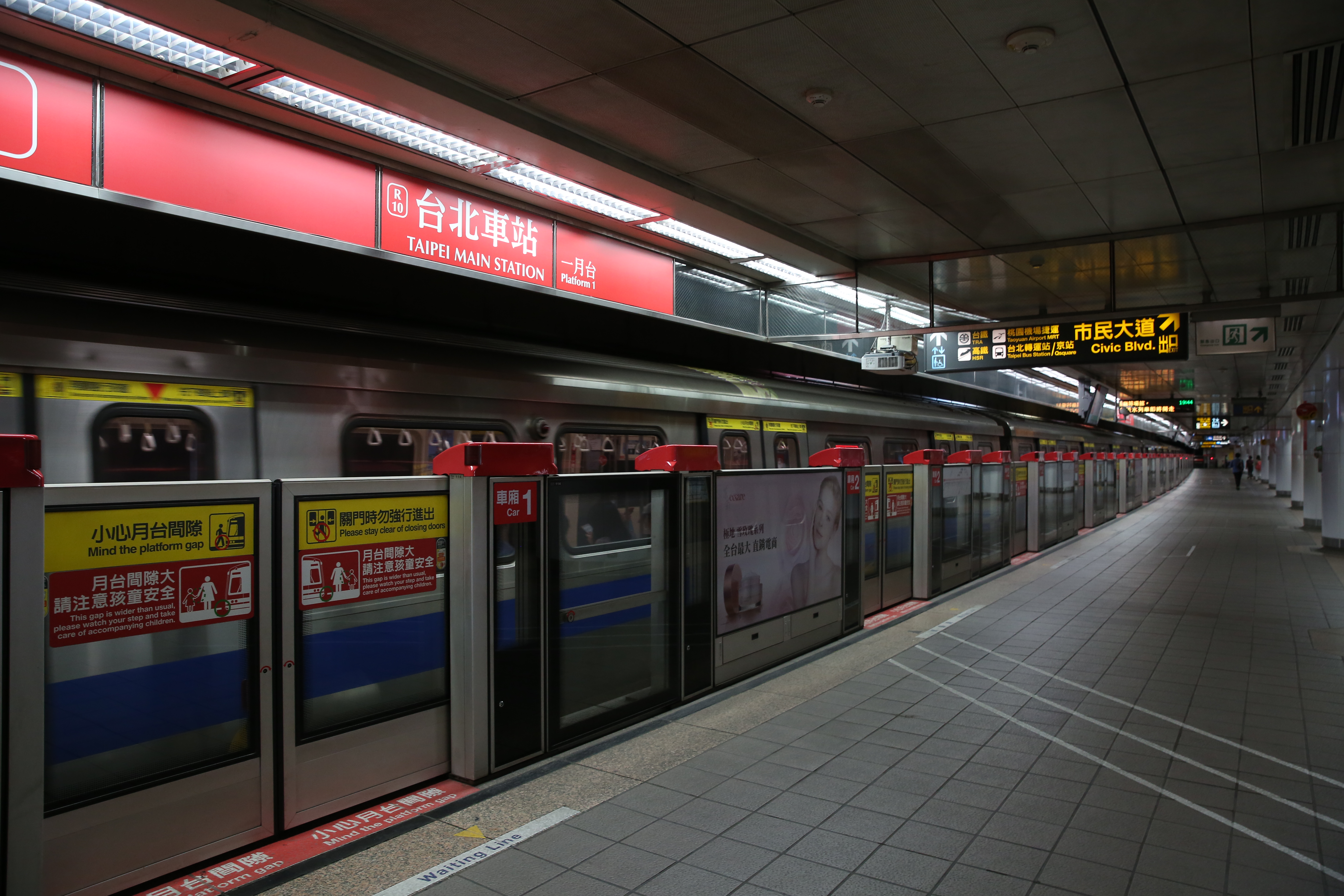 捷運台北車站空空蕩蕩,這通常是只有在收班後才能見到的景象。