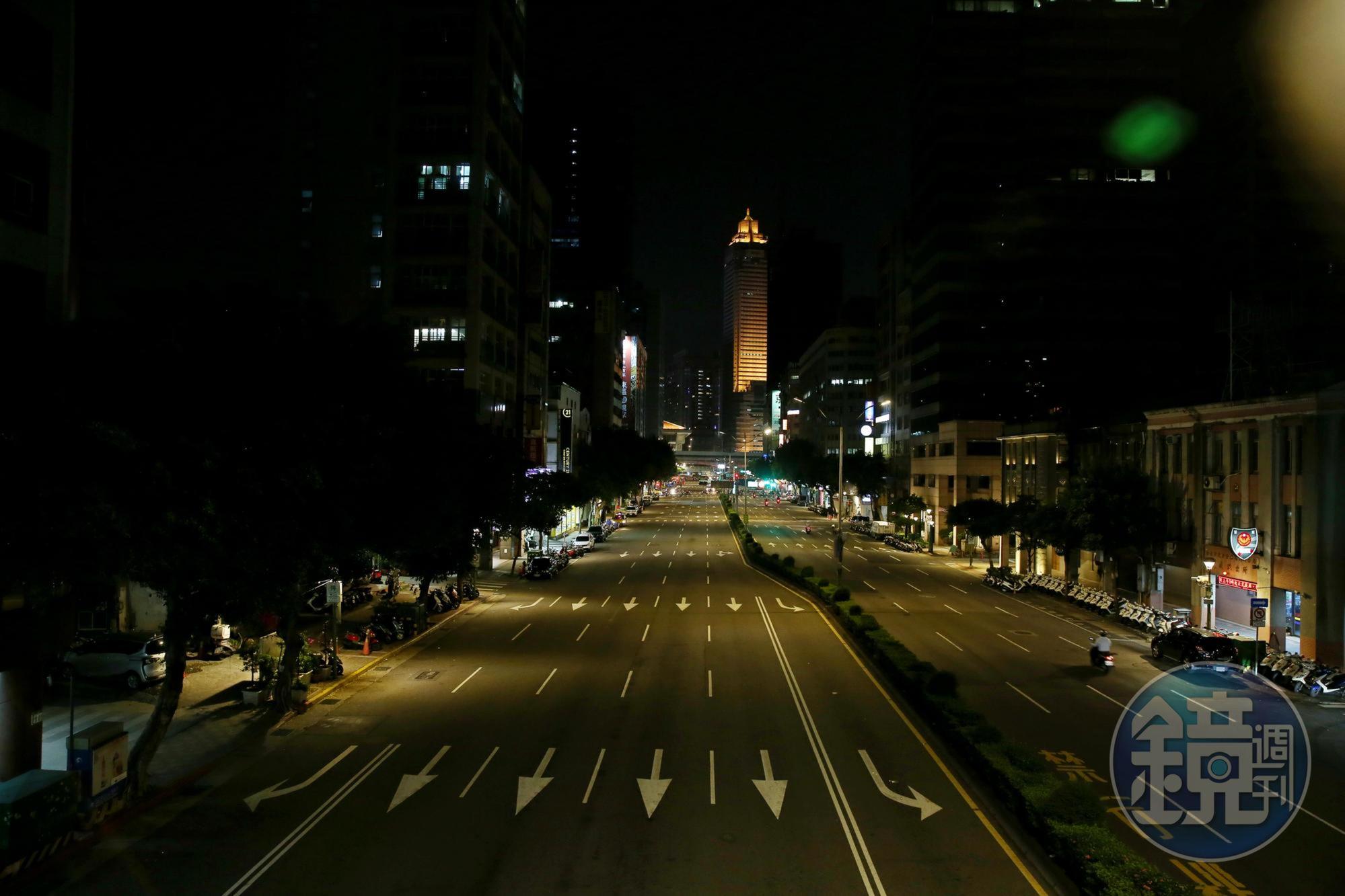 為了防堵病毒繼續傳播，台北民眾全面減少外出，街道空蕩有如空城。