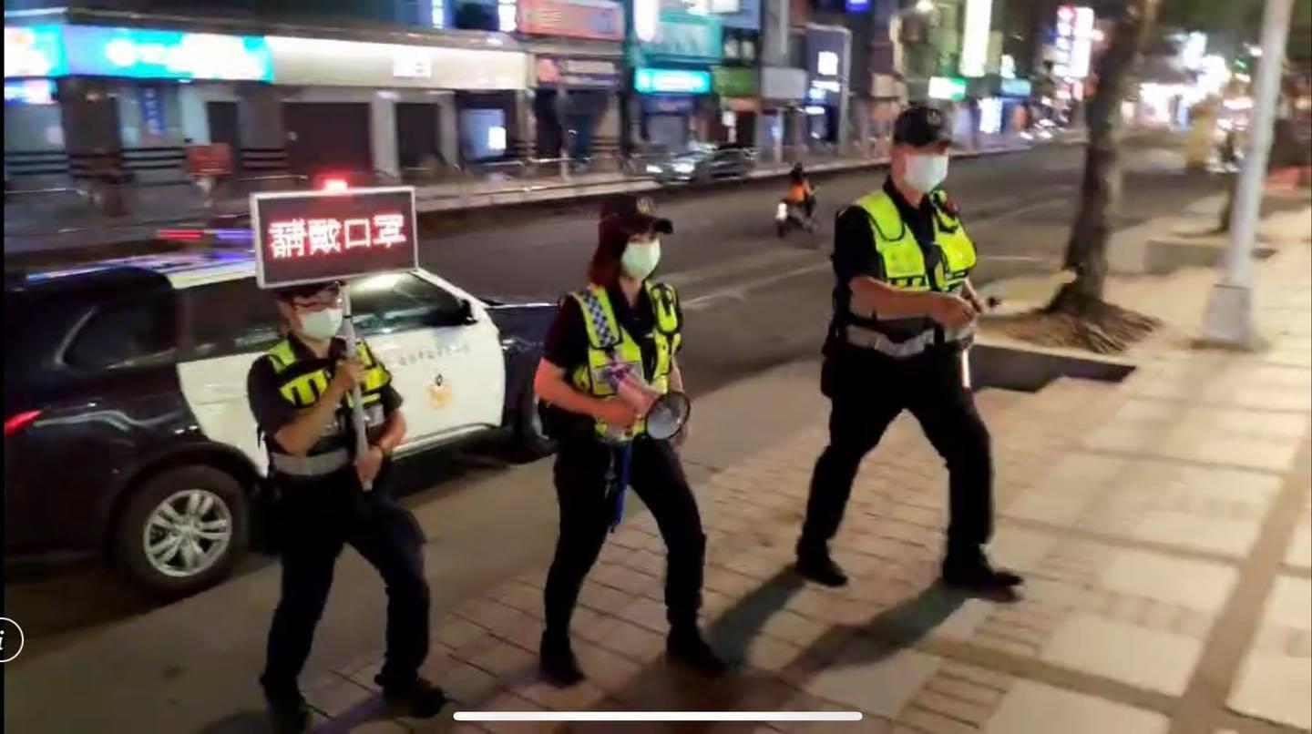 警察3人一組執勤勸導戴口罩,吳沛憶希望大家給一線人員多點鼓勵。(翻攝自吳沛憶臉書)