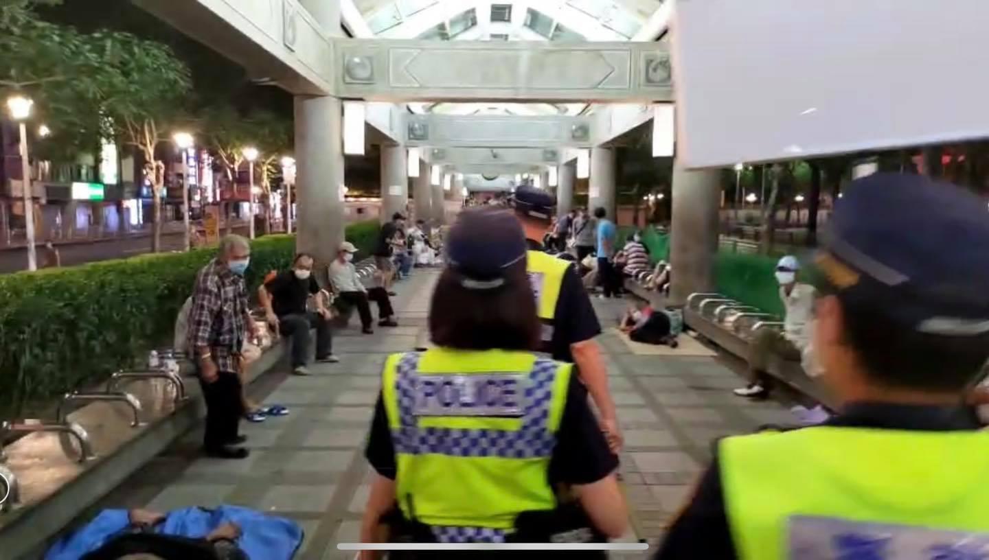 警察3人一組執勤勸導戴口罩,吳沛憶希望大家給一線人員多點鼓勵。(翻攝自吳沛憶臉書)