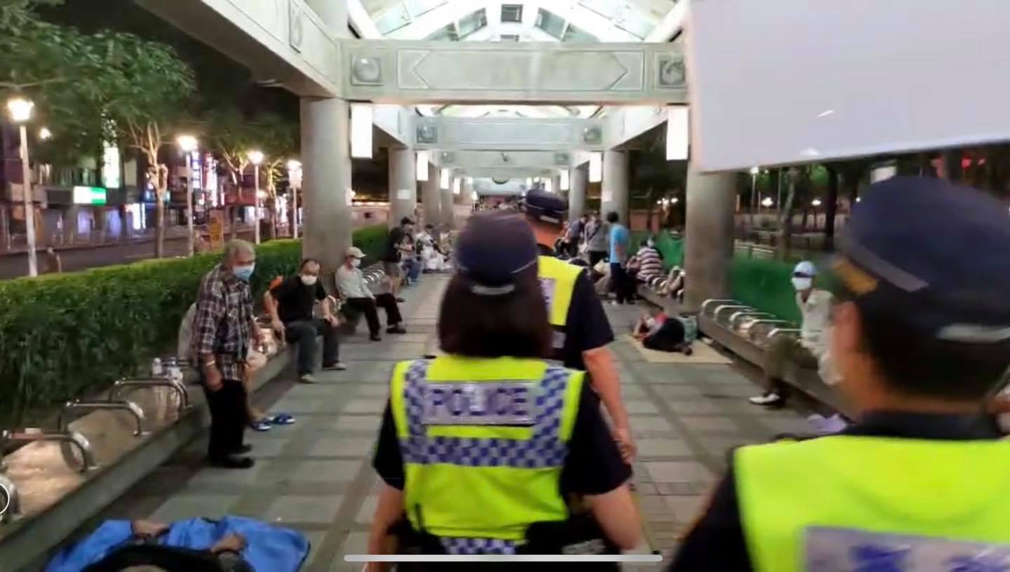 警察3人一組執勤勸導戴口罩，吳沛憶希望大家給一線人員多點鼓勵。（翻攝自吳沛憶臉書）