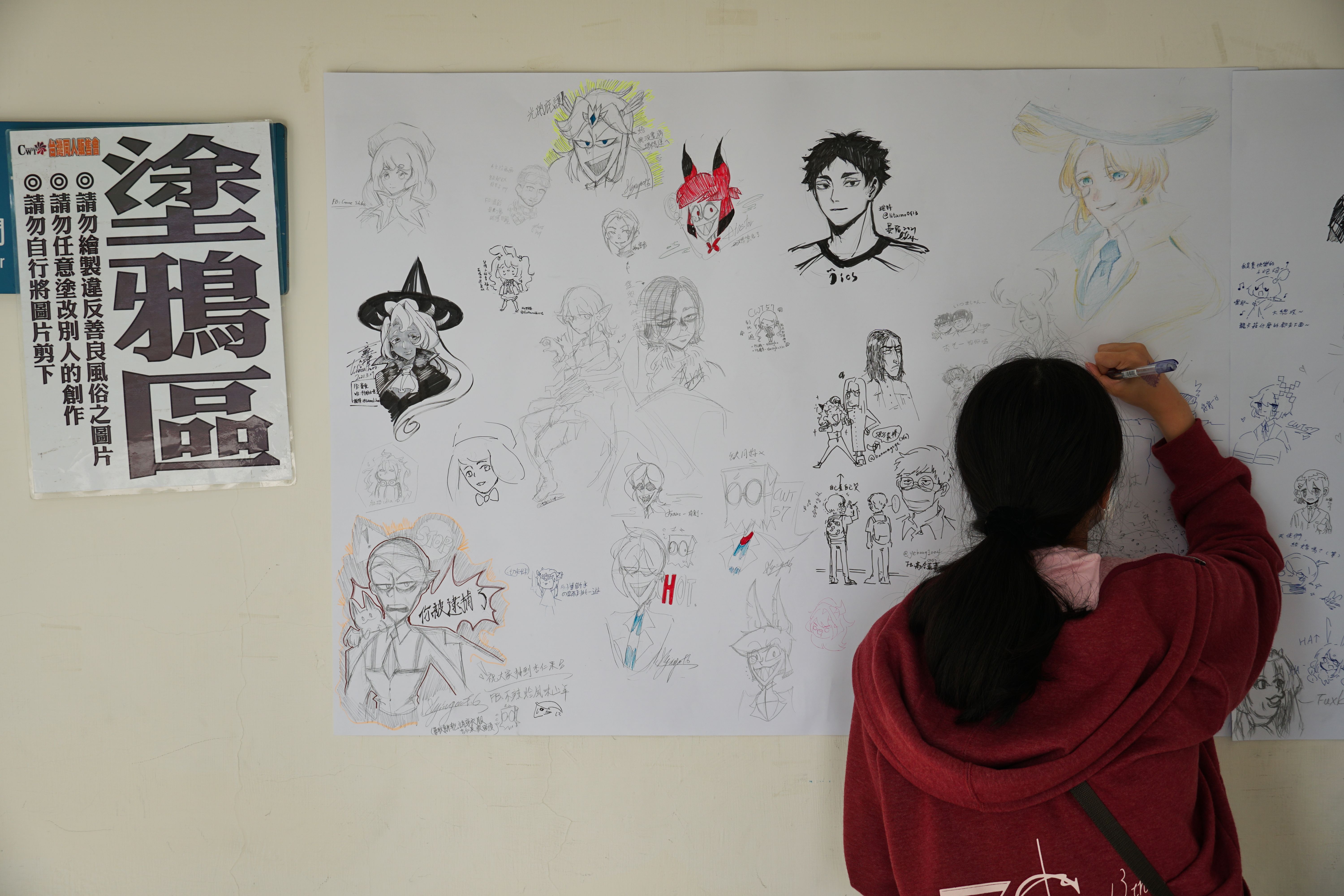 同人場的商業販售行為有部分轉移到電商，但核心的交流功能仍難以取代。