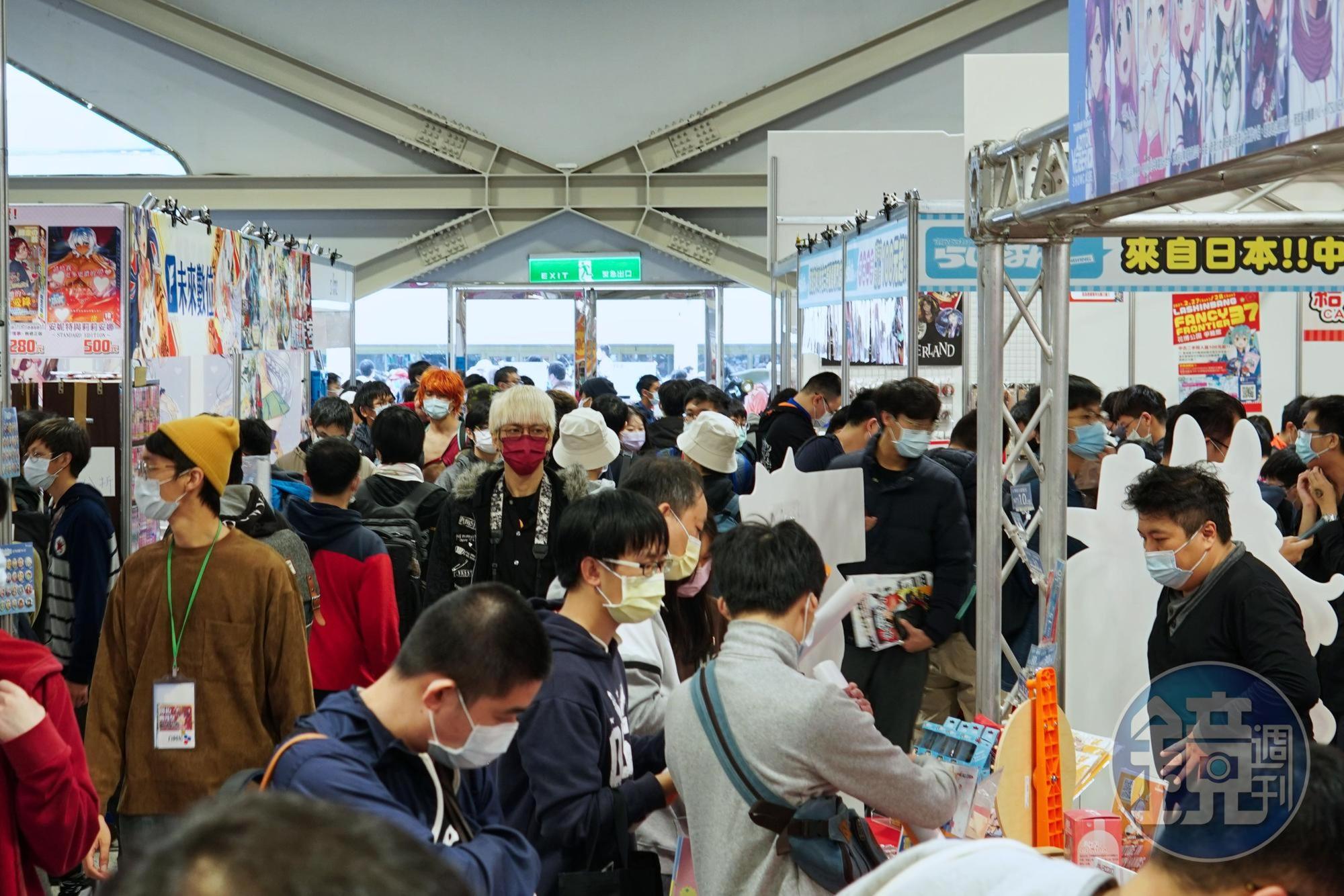 雖然入場人數受到疫情影響降了1、2成，但會場內仍然相當擁擠。