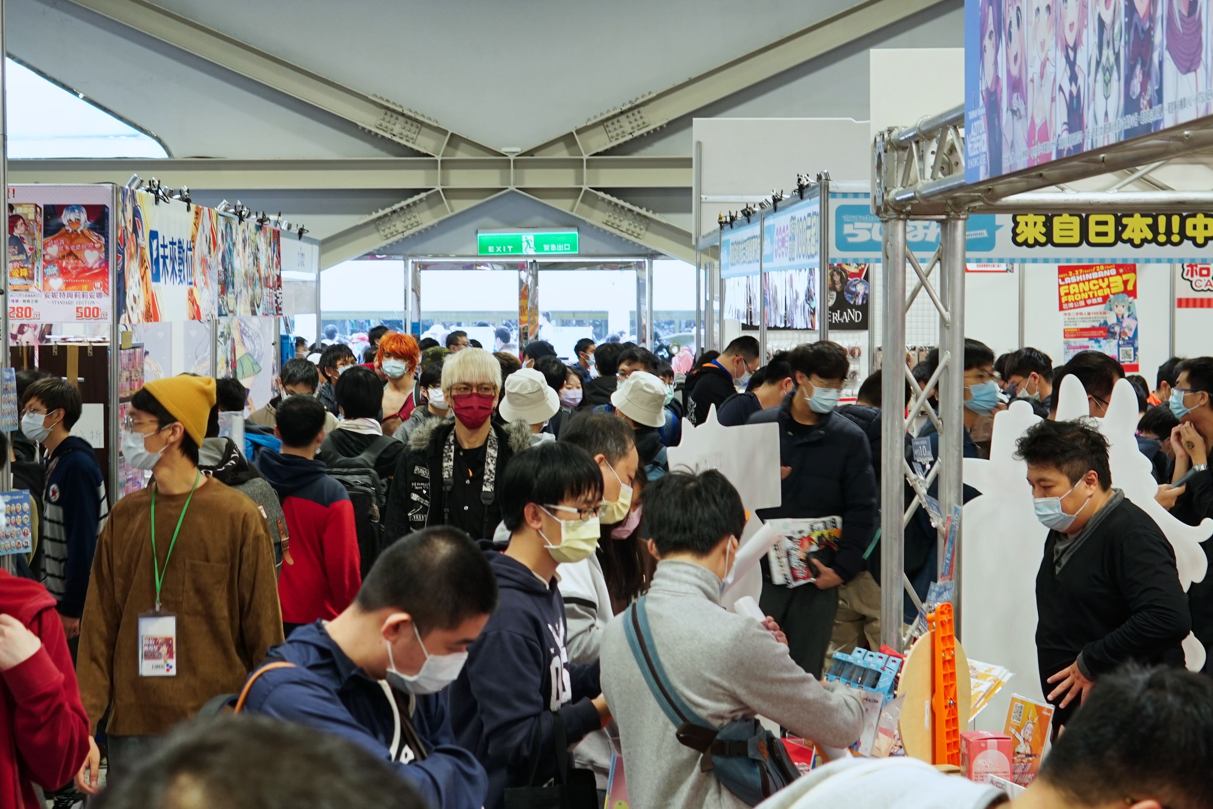 雖然入場人數受到疫情影響降了1、2成，但會場內仍然相當擁擠。