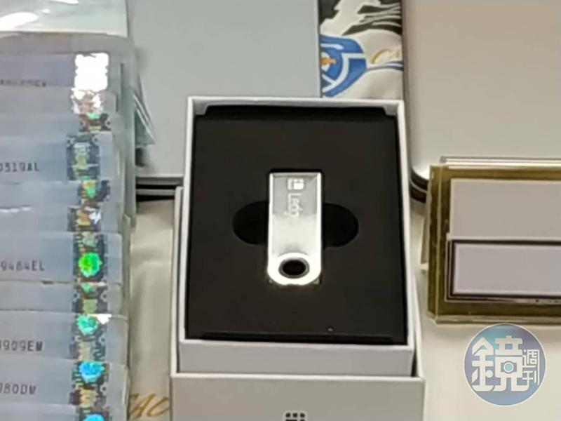 虛擬貨幣隱藏風險極多，圖為刑事局破獲外觀狀似隨身碟的「冷錢包」，內藏台幣600萬元的資料鏈。
