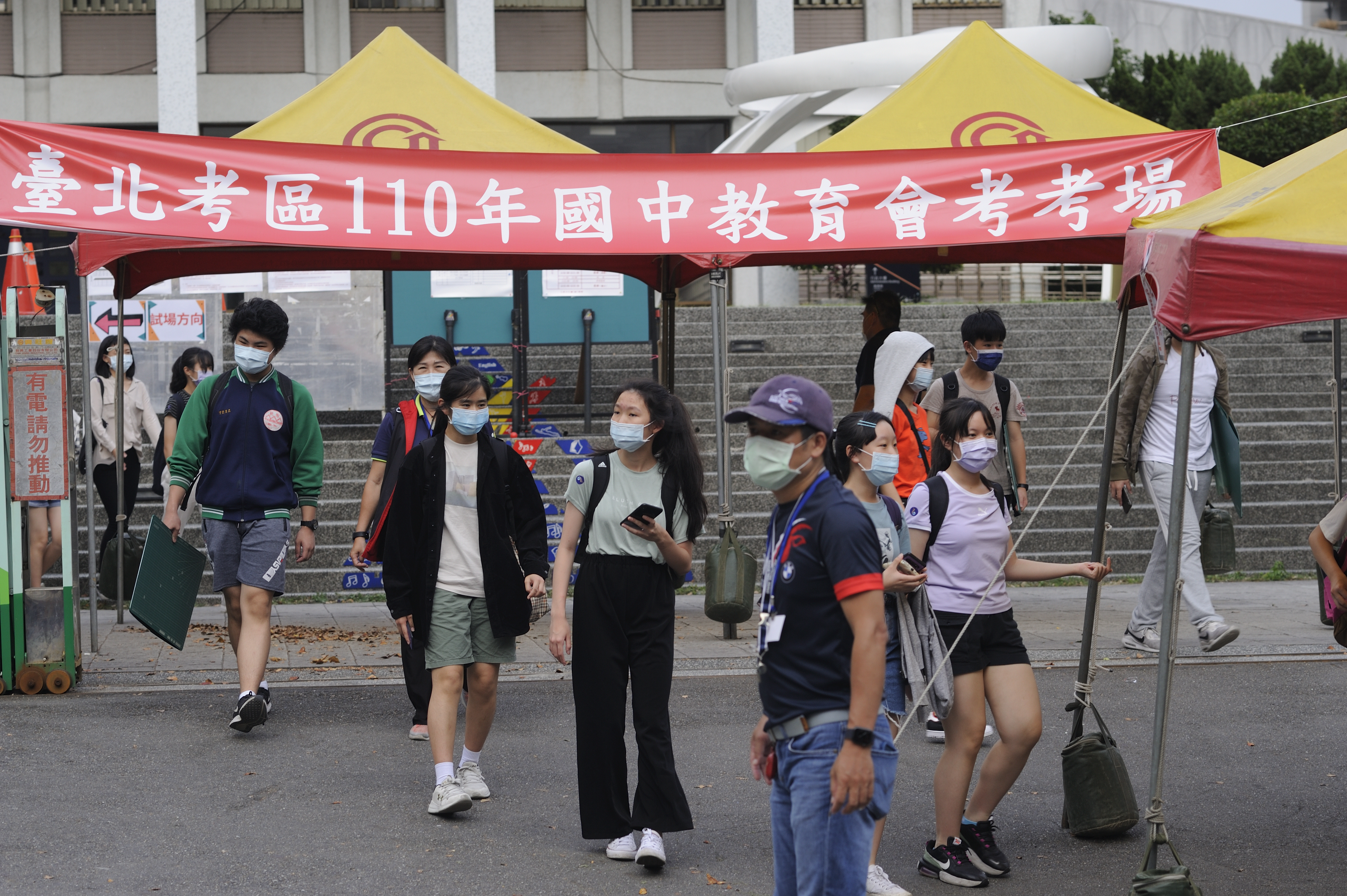 國中會考今天落幕，受疫情影響，共有179名學生將在月底接受補考。示意圖，非當事人。