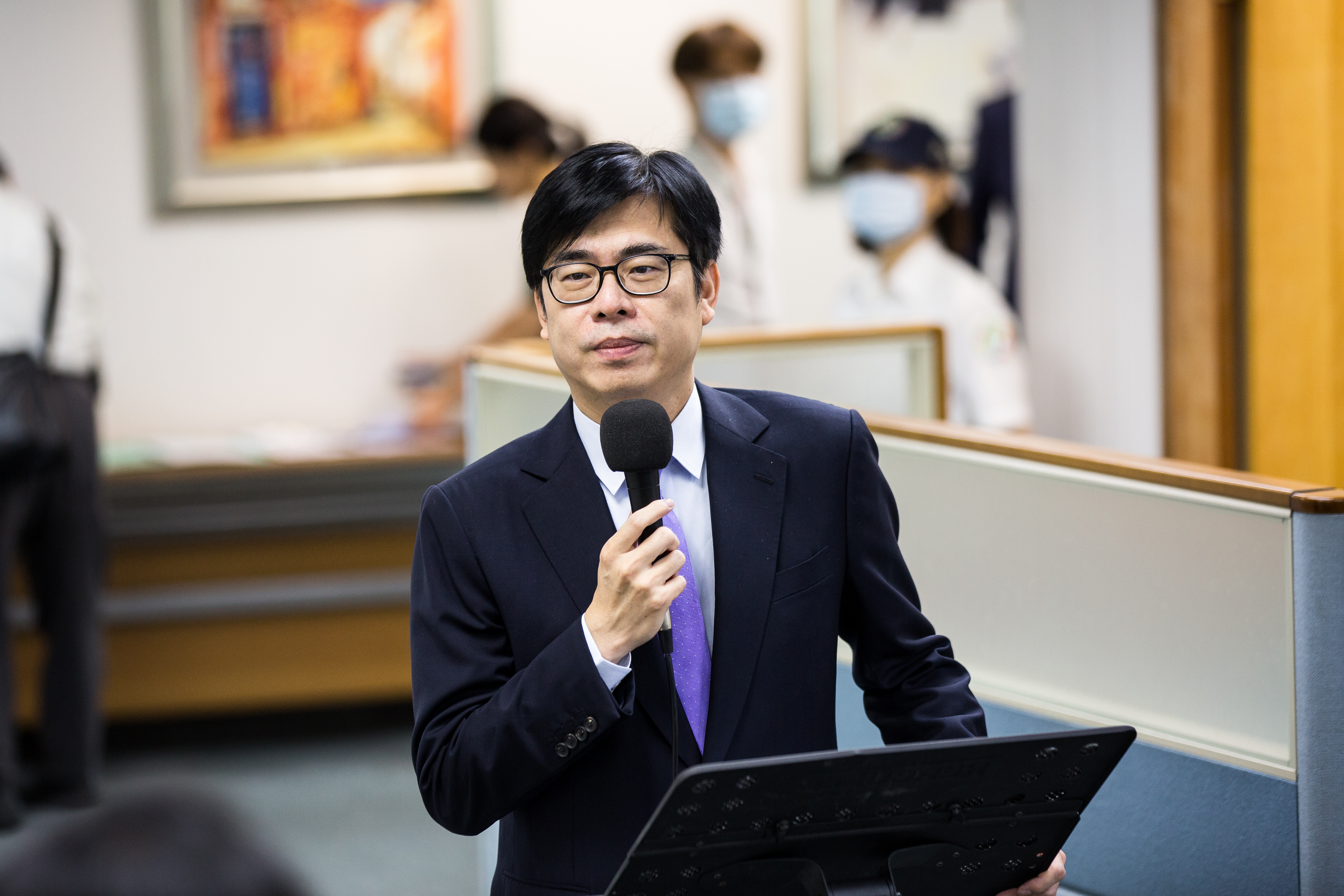 高雄市政府為阻隔疫情傳播，宣布包含市場、夜市在內的餐飲攤全面改採外帶。（圖為高雄市長陳其邁，本刊資料照）