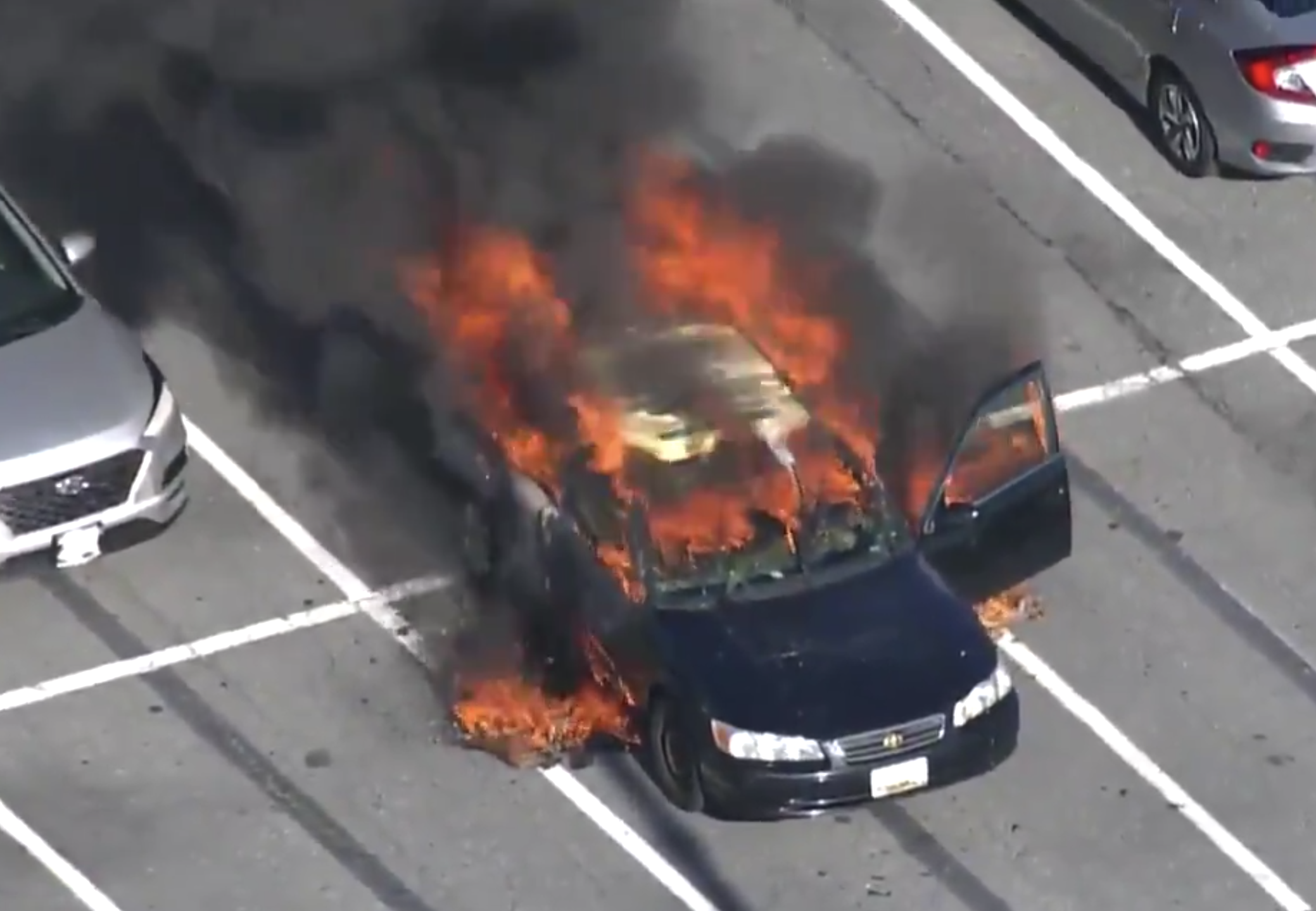 美國有名駕駛因一邊使用乾洗手一邊抽菸，竟意外將整輛車燒了。（翻攝自@mcfrsPIO推特）