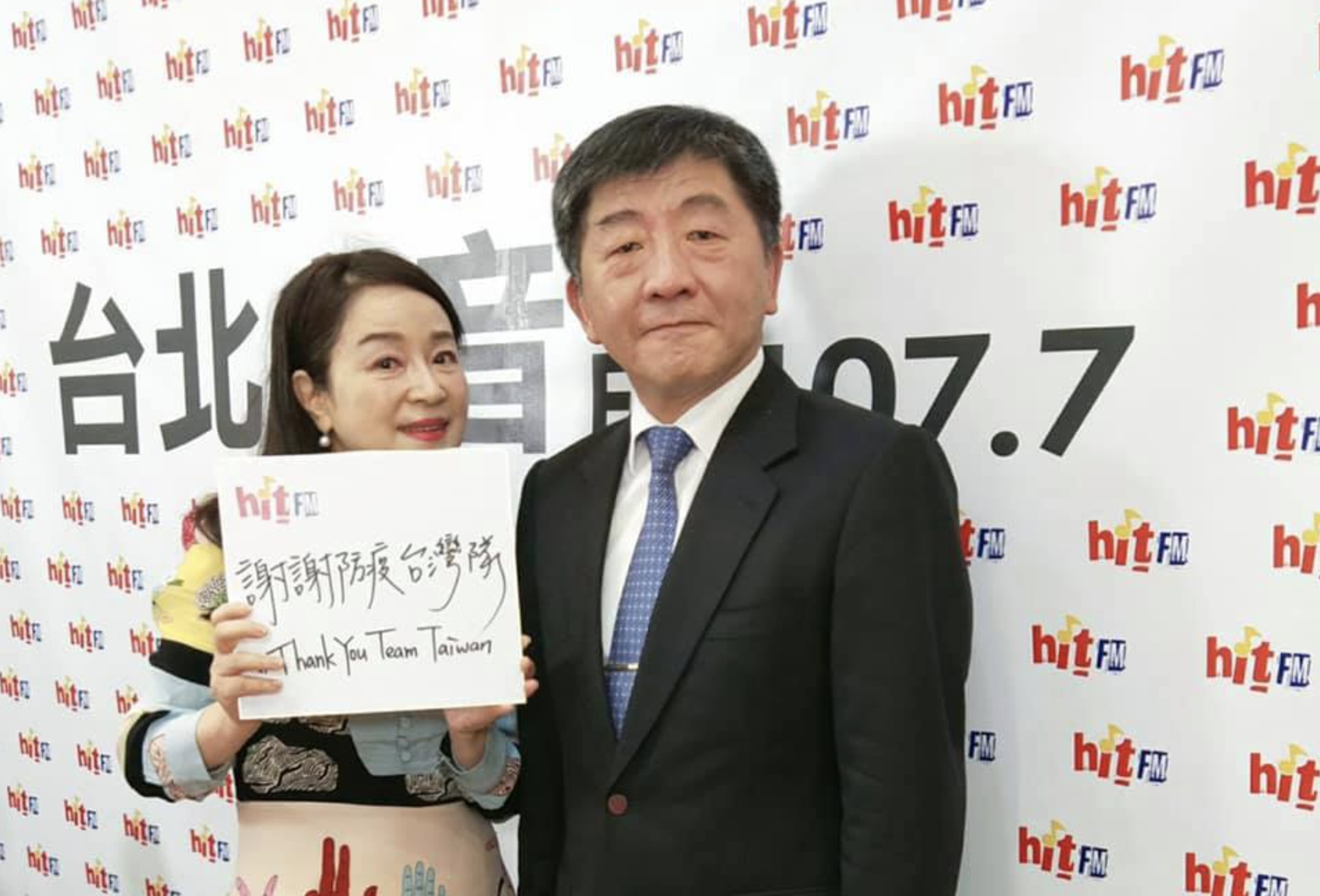 周玉蔻（左）在臉書爆雷今天的確診數字，陳時中回應「要看她的消息來源是什麼」。（翻攝周玉蔻臉書）