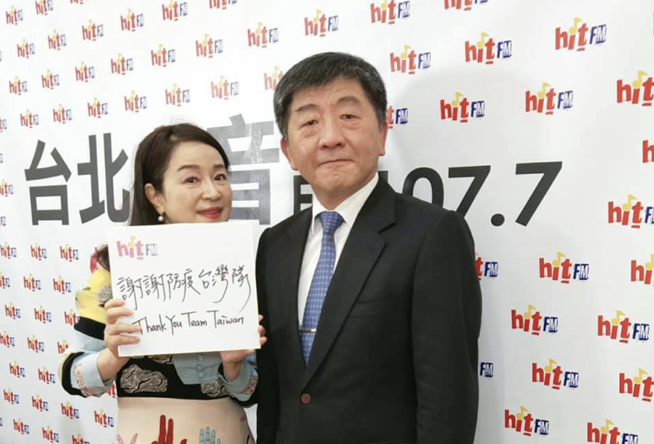 周玉蔻（左）在臉書爆雷今天的確診數字，陳時中回應「要看她的消息來源是什麼」。（翻攝周玉蔻臉書）