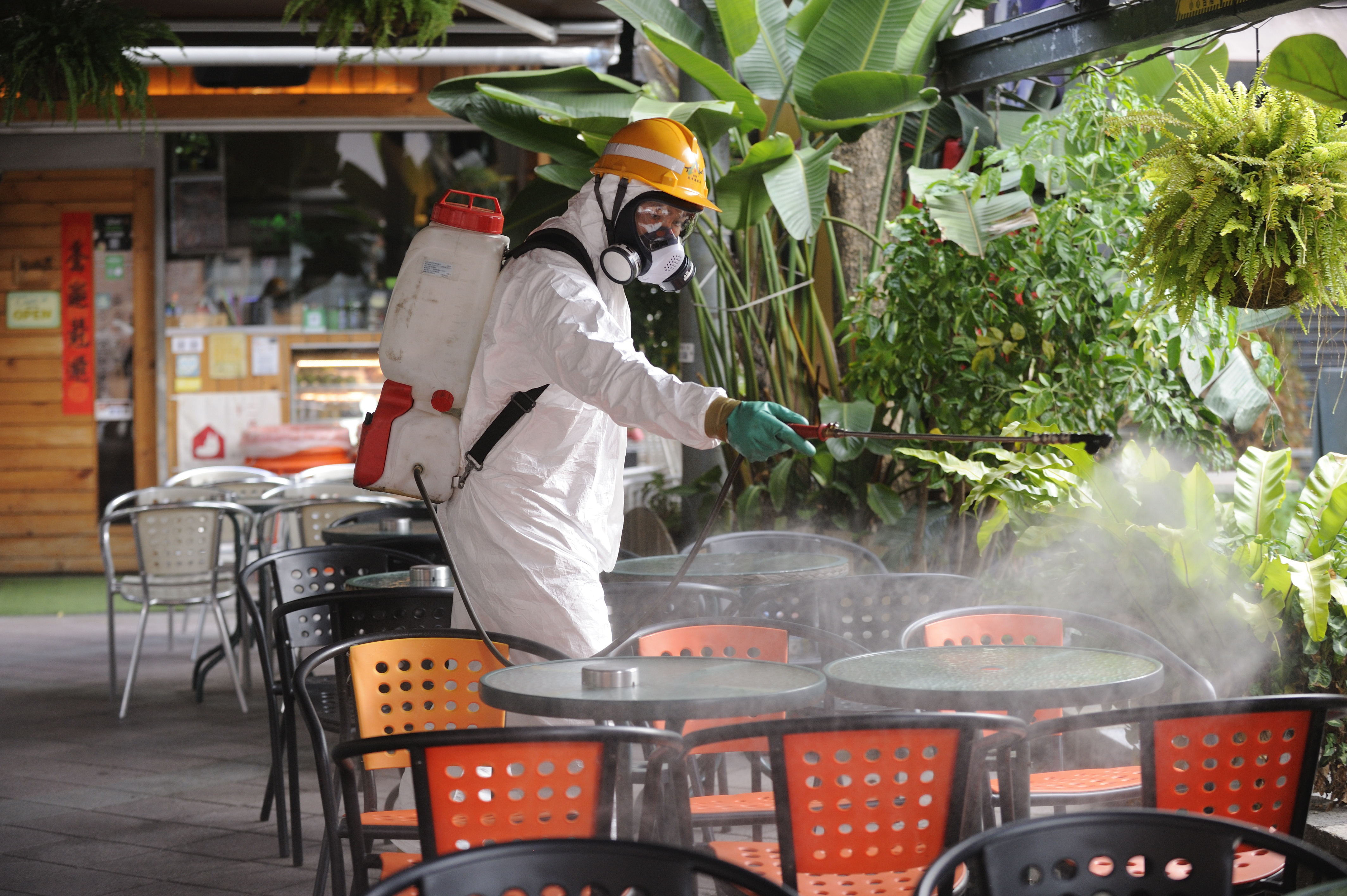 國內疫情緊張，不少地方都在進行大消毒。示意圖。（本刊資料照）