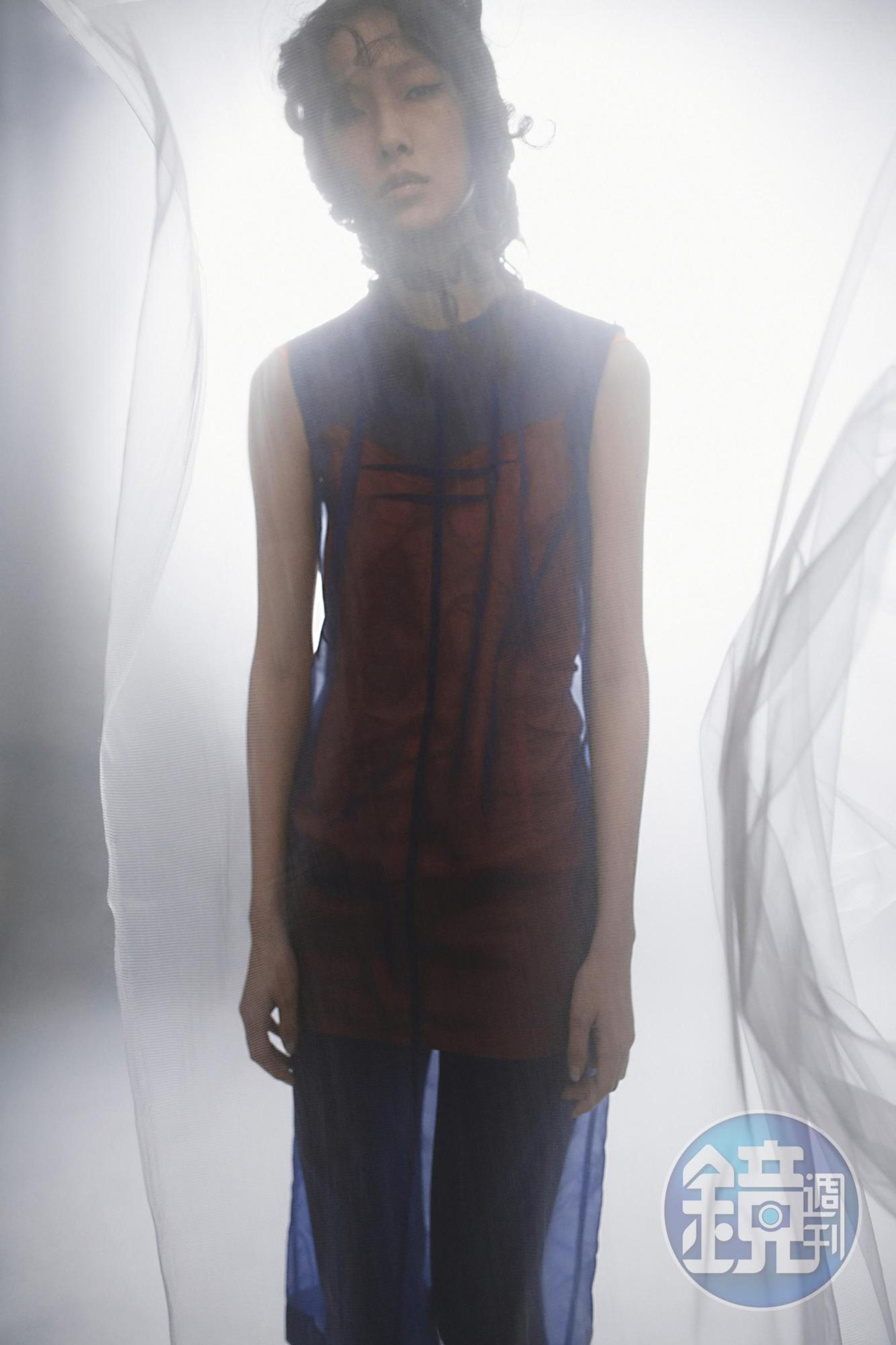 螢光色透視洋裝 NT$52,800 by SPORTMAX／黑色連褲高跟長靴 價格店洽 by BALENCIAGA