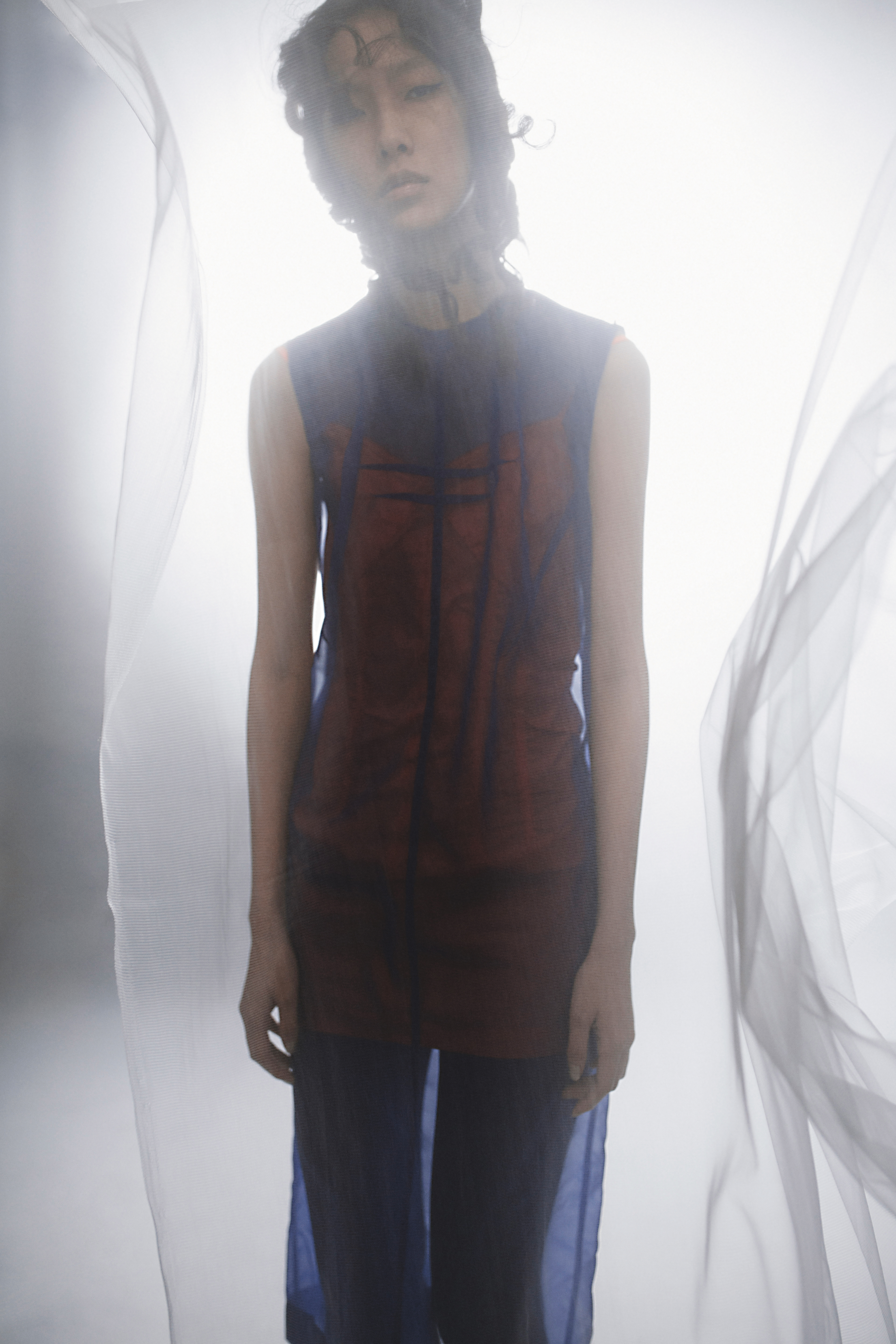 螢光色透視洋裝 NT$52,800 by SPORTMAX／黑色連褲高跟長靴 價格店洽 by BALENCIAGA