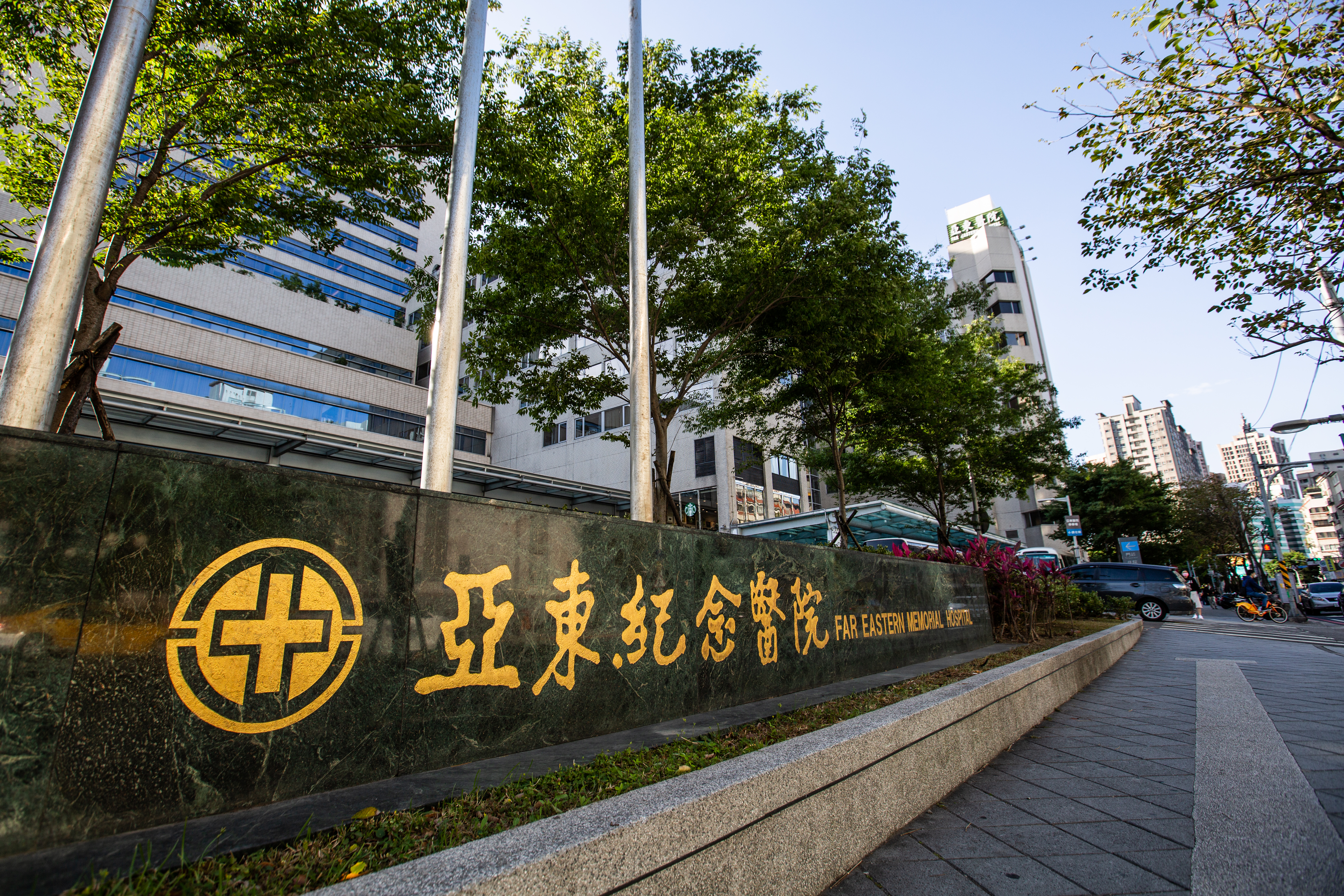 亞東醫院爆出院內感染，院方稍早證實7名陽性個案。（翻攝自Google地圖）