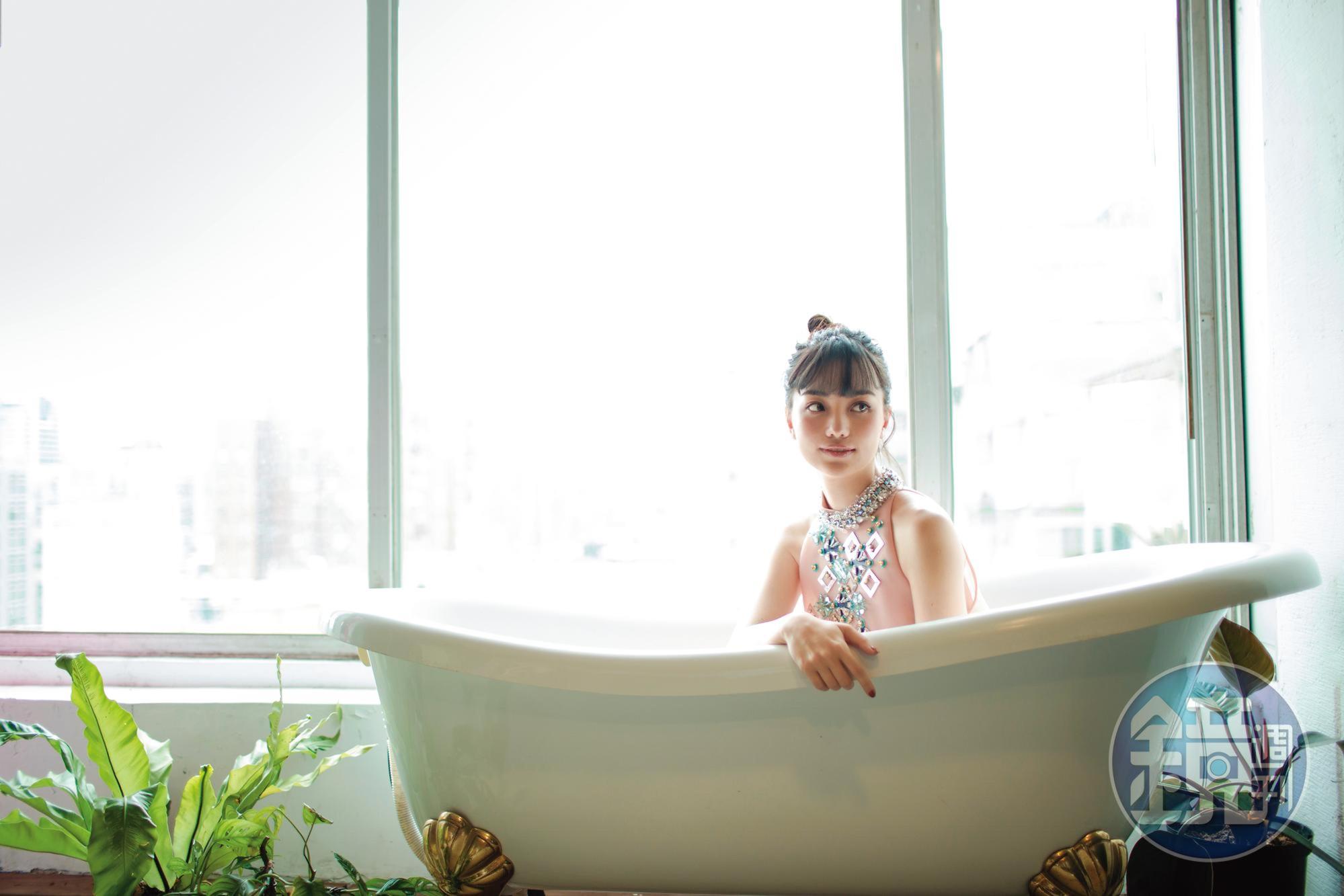 黑嘉嘉個子小，說話娃娃音，不過她意志力的展現強大。像她喜歡的棋士是林海峰，而她的棋風也像林海峰，韌性極強。