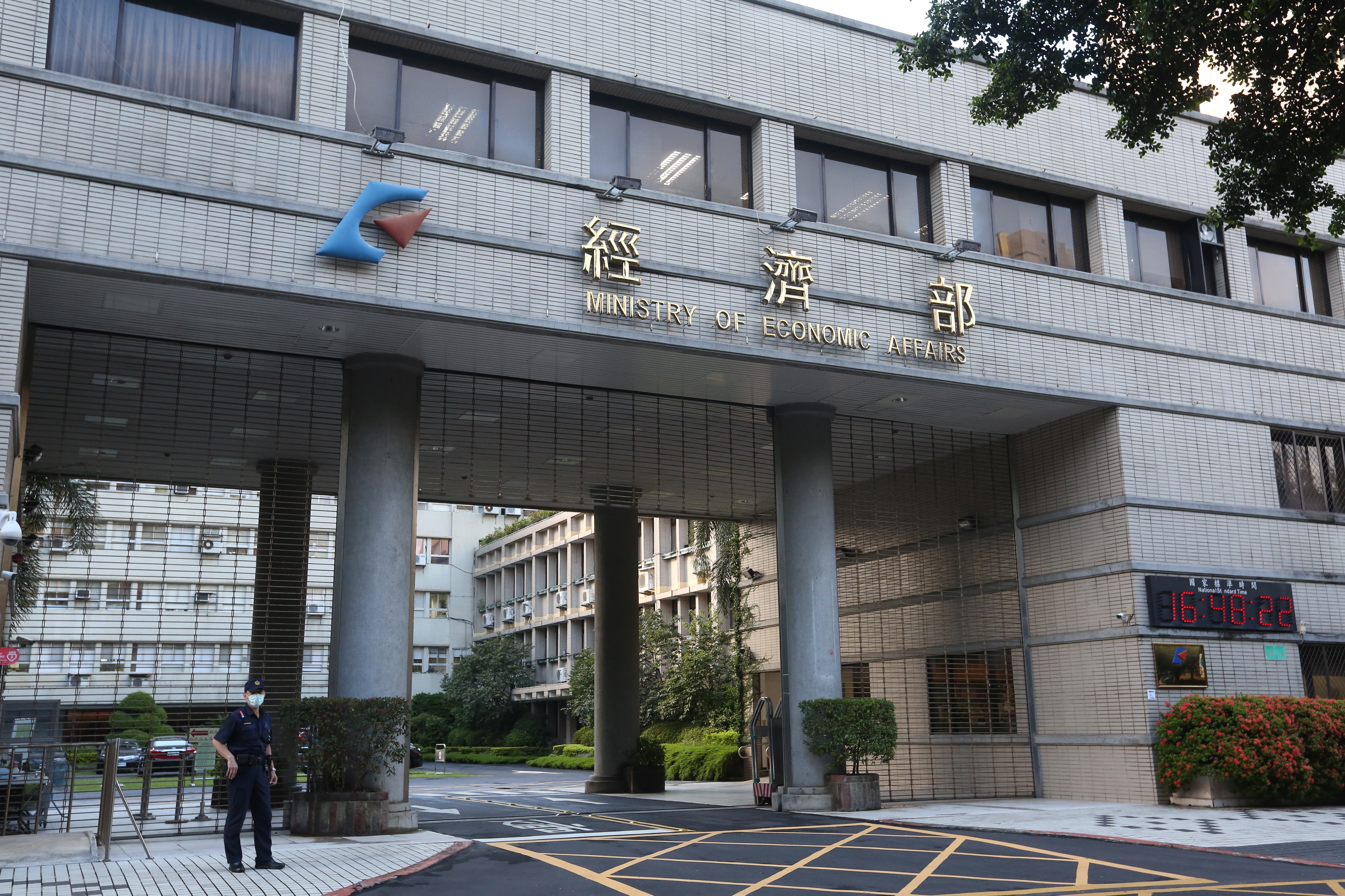 經濟部一名員工確診，今起啟動分區辦公。（本刊資料照）