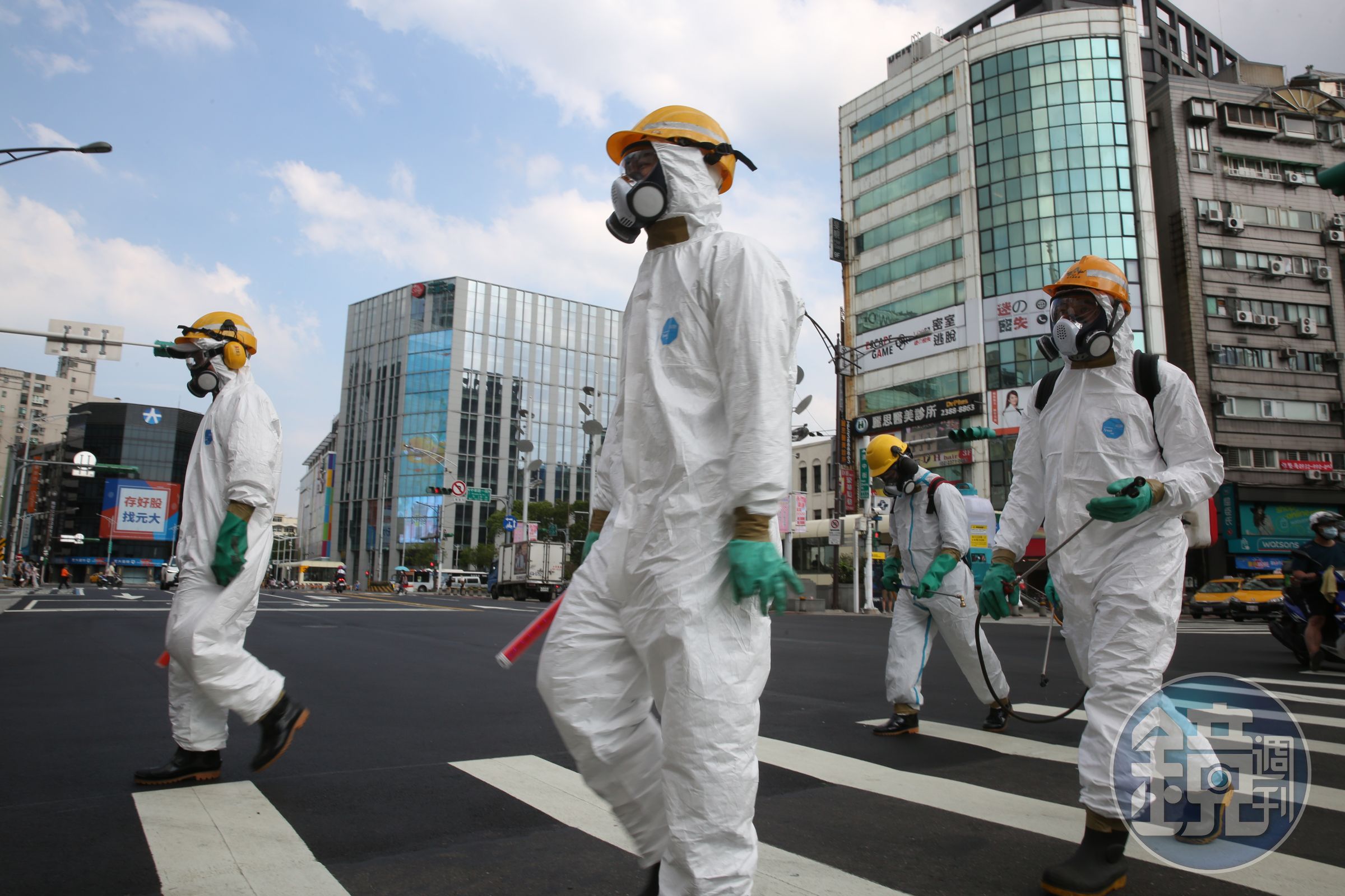 桃市府公布確診者足跡，呼籲民眾曾出入者自我健康檢測。示意圖，非當事消毒地點。（本刊資料照）