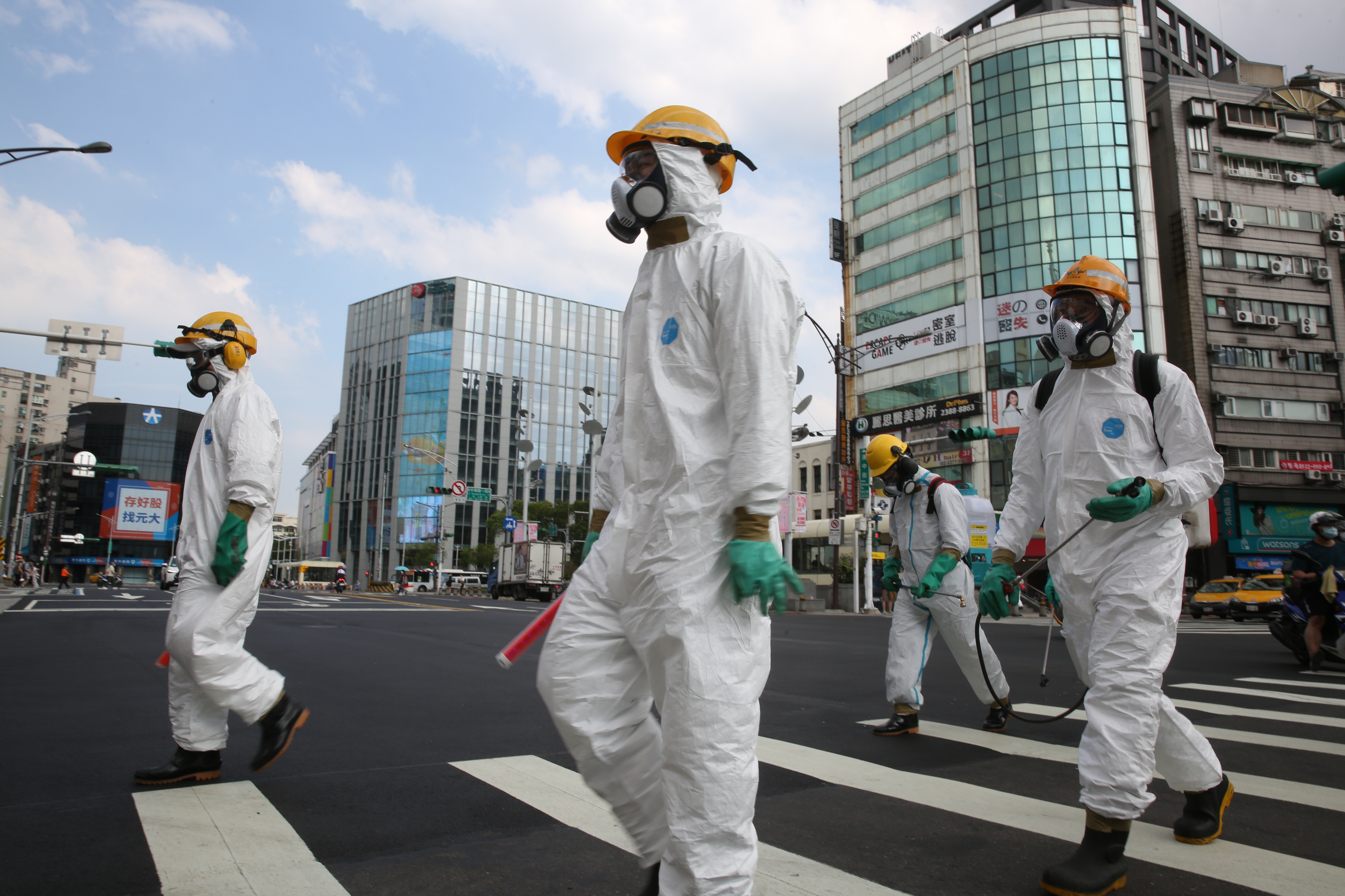 桃市府公布確診者足跡，呼籲民眾曾出入者自我健康檢測。示意圖，非當事消毒地點。（本刊資料照）