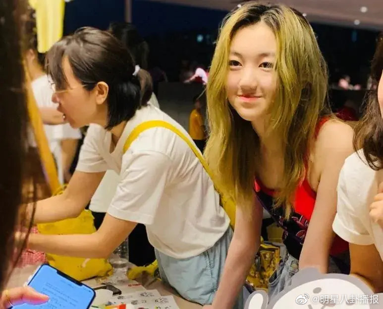從小到大都活在外界的關注裡，15歲的李嫣算是相當早熟。（微博圖片）