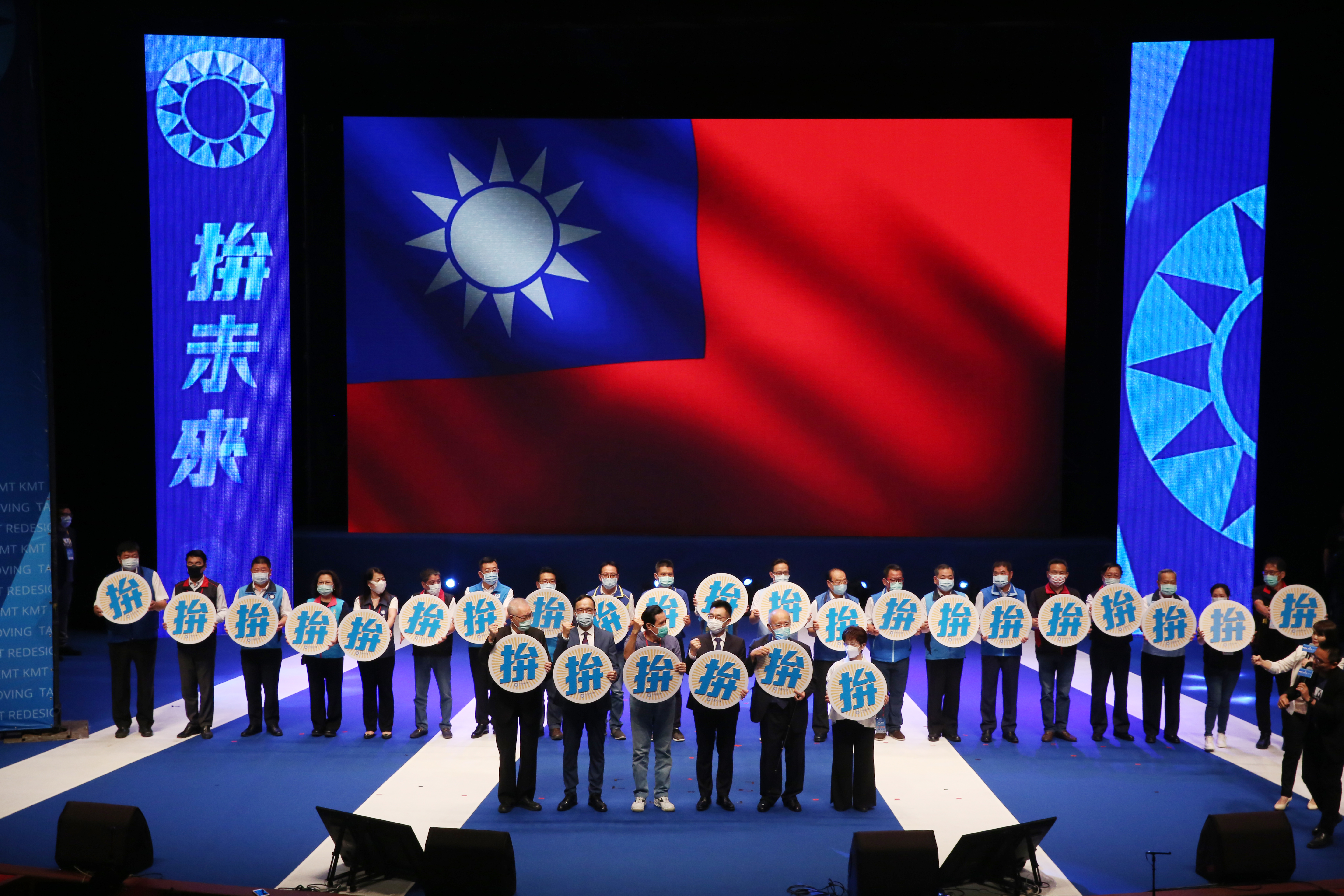 【確診新高207】雙北高中以下停課　國民黨籲：中央給父母防疫照護假補貼